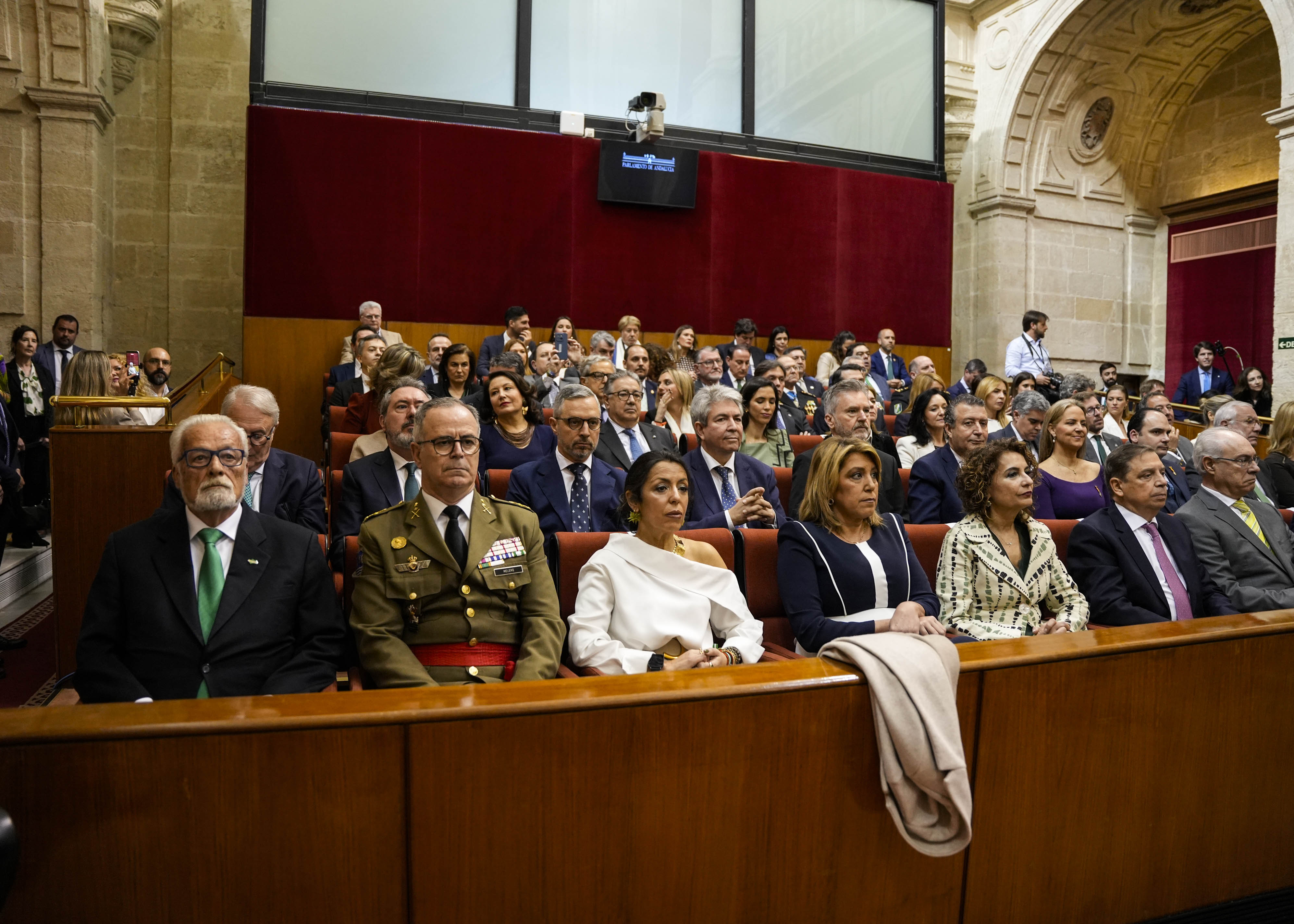  Las autoridades asistentes al acto atienden al discurso de Jes�s Aguirre