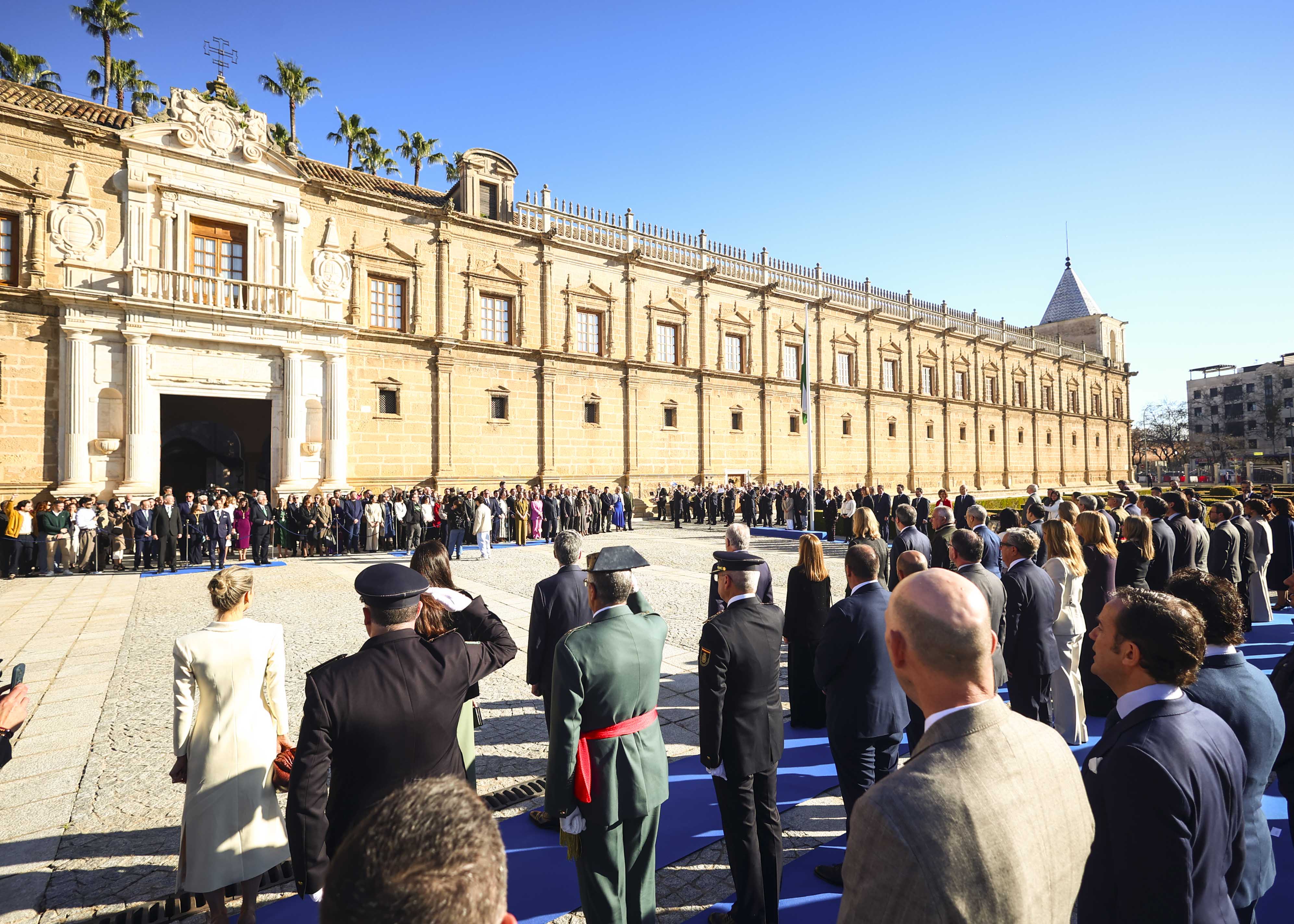  Izado de bandera ante la fachada principal del Parlamento