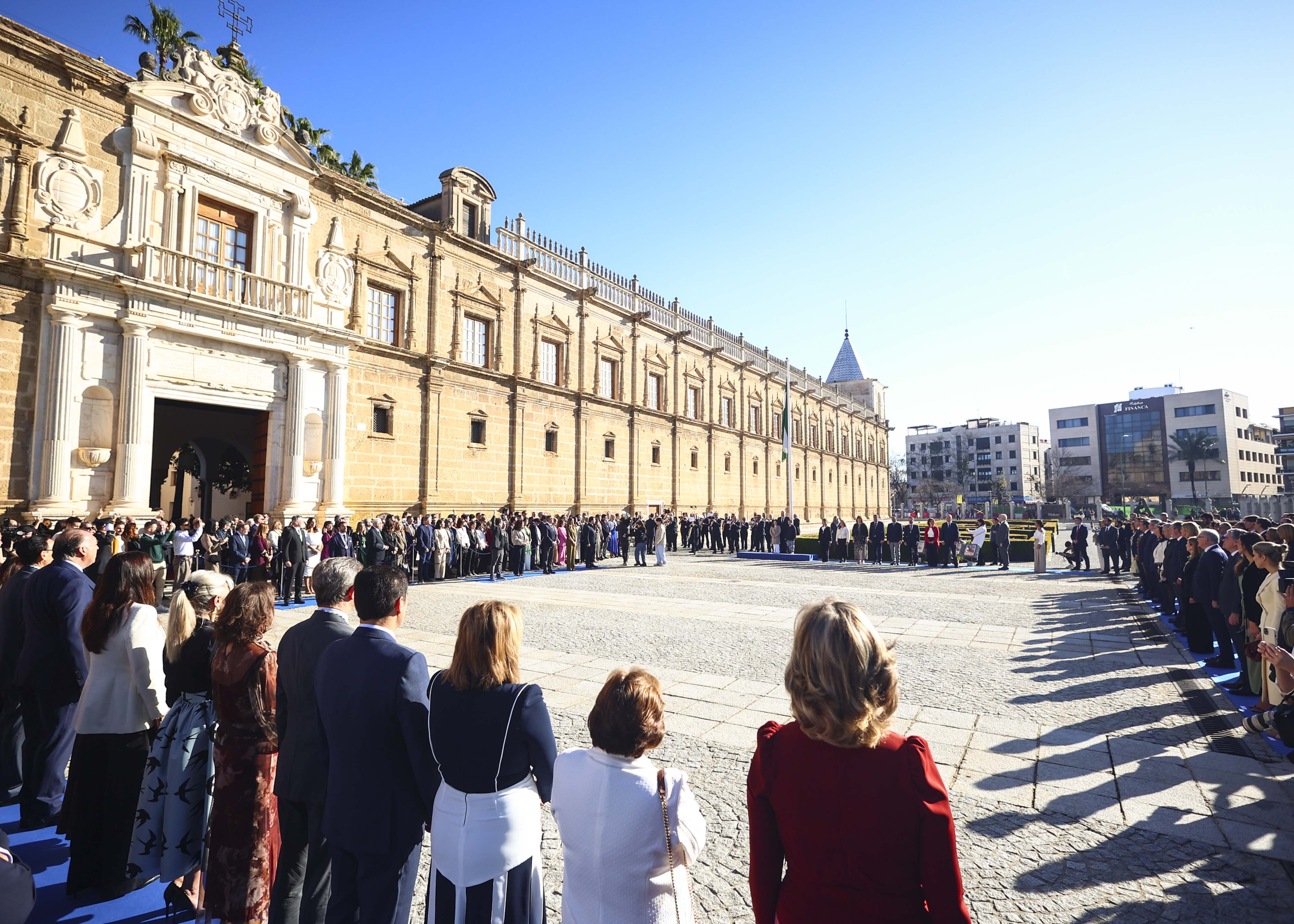   Autoridades, consejo de gobierno y miembros de la C�mara durante la interpretaci�n del himno e izada de bandera ante la fachada principal