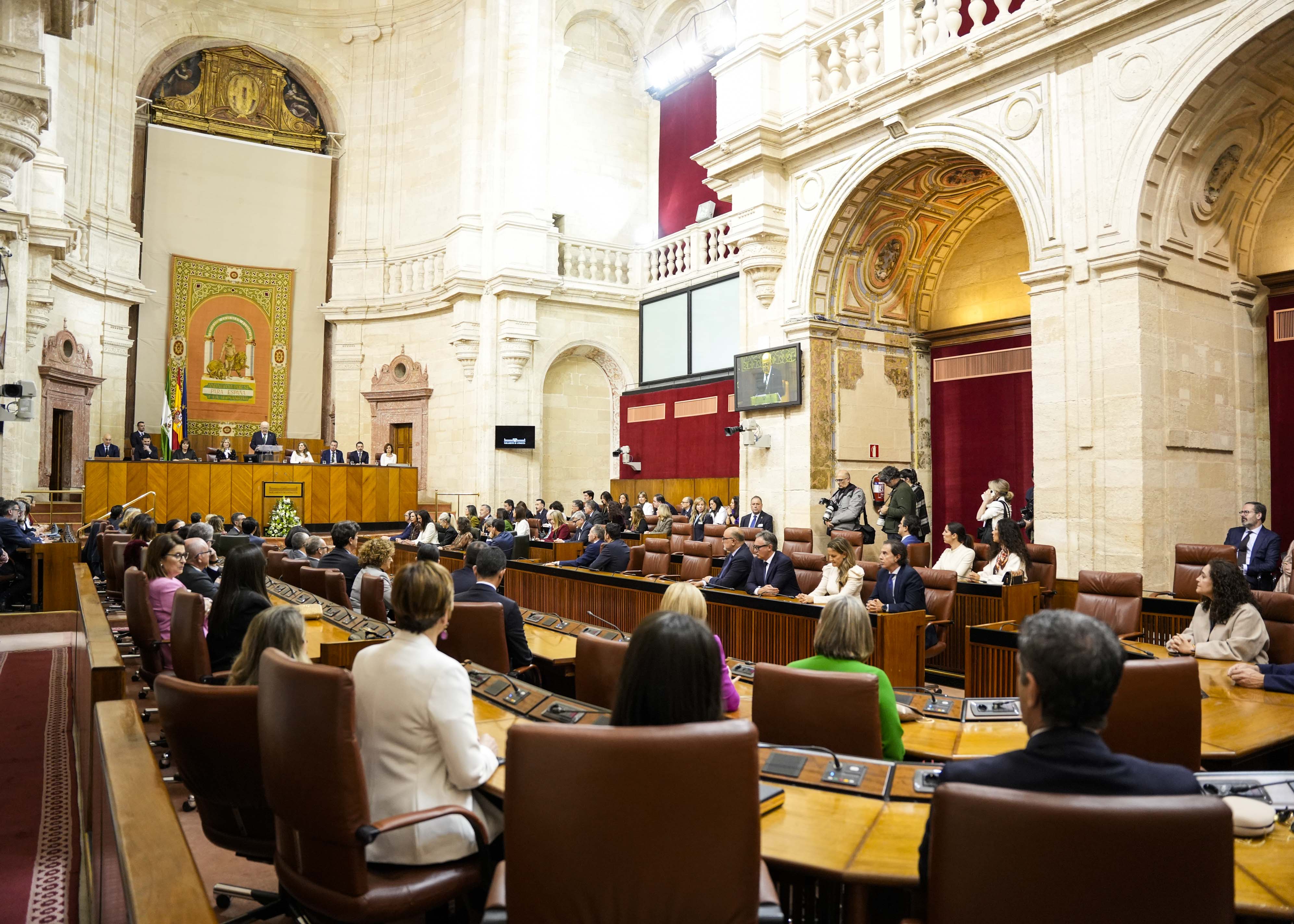  Diputados en el sal�n de plenos durante el discurso de Jes�s Aguirre