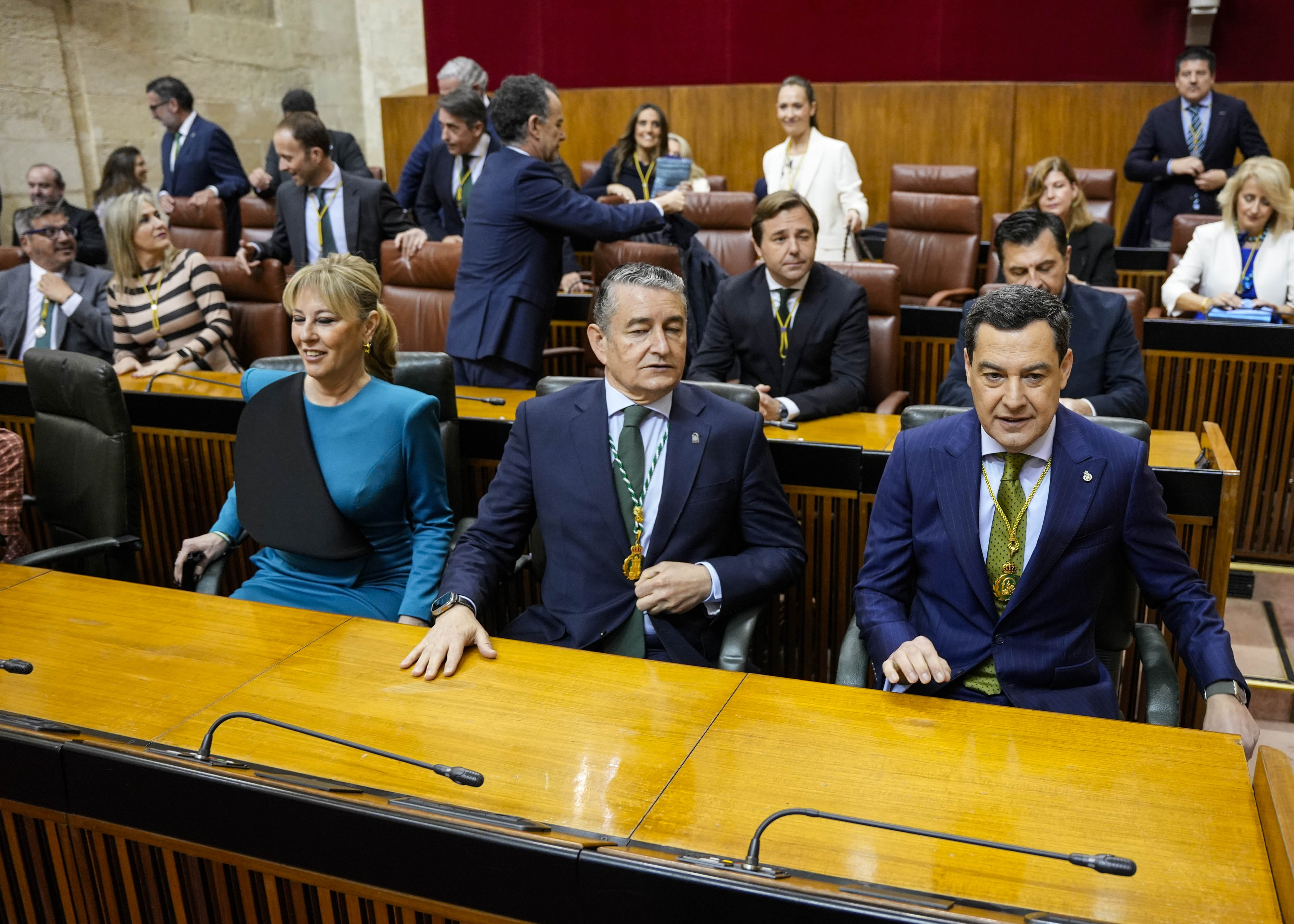  Los diputados del grupo Popular ocupan sus esca�os