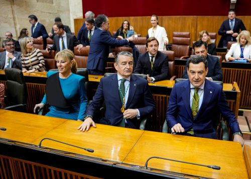  Los diputados del grupo Popular ocupan sus esca�os