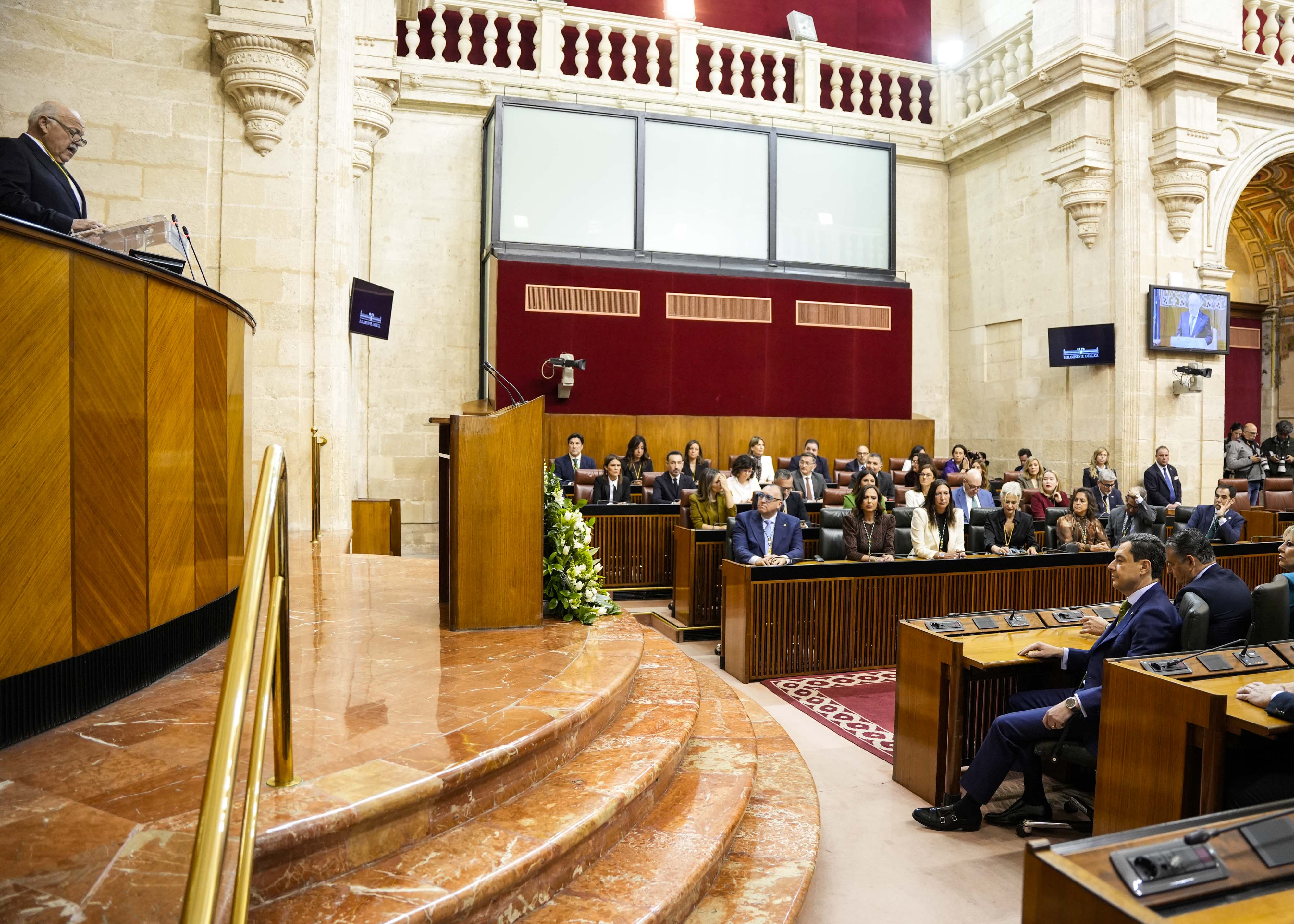  Los diputados atienden al discurso de Jes�s Aguirre