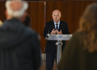  El presidente del Parlamento, Jes�s Aguirre, se dirige a los asistentes al acto de inauguraci�n