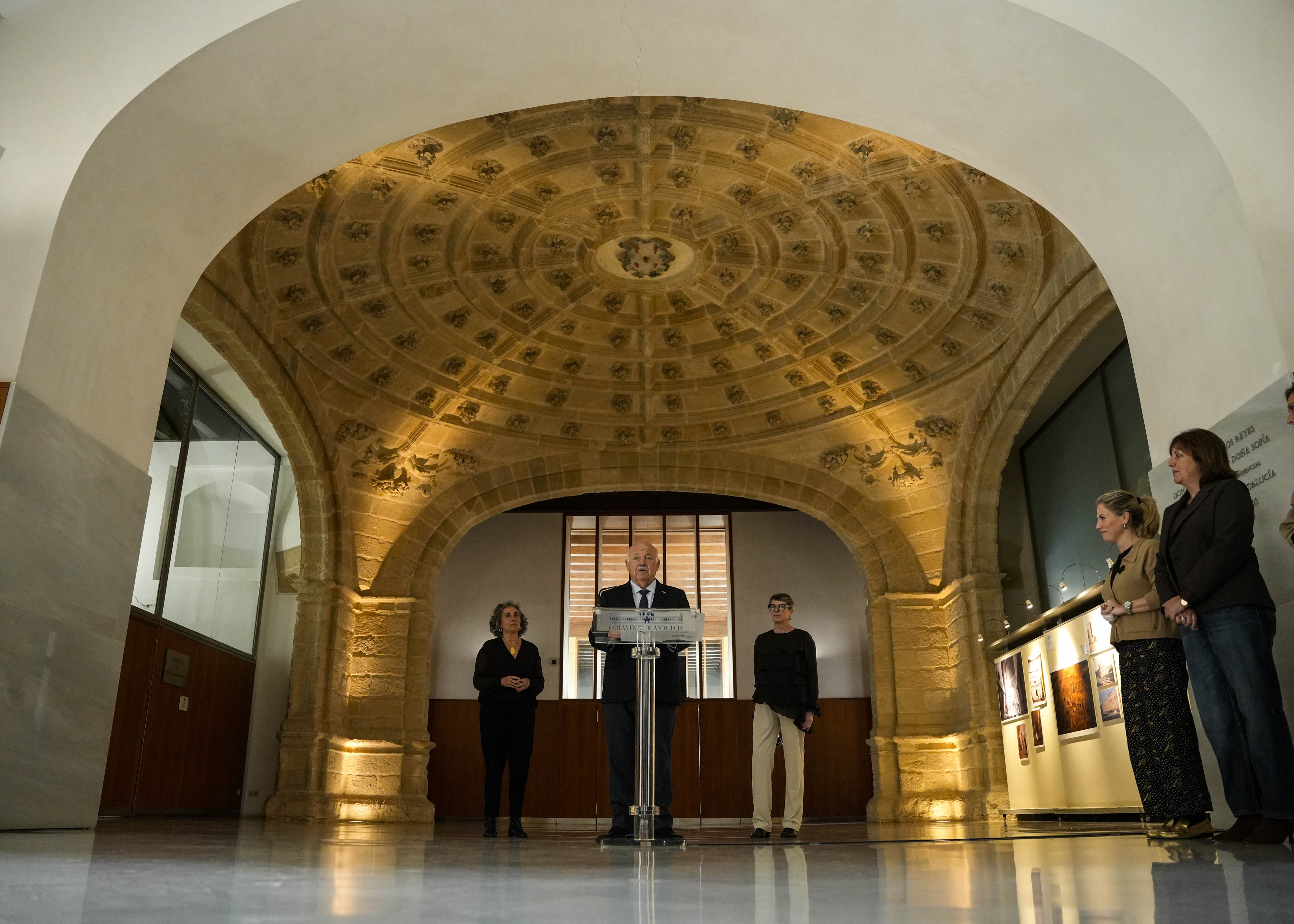 Jes�s Aguirre, presidente del Parlamento de Andaluc�a, inaugura una exposici�n fotogr�fica para visibilizar la lactancia materna 