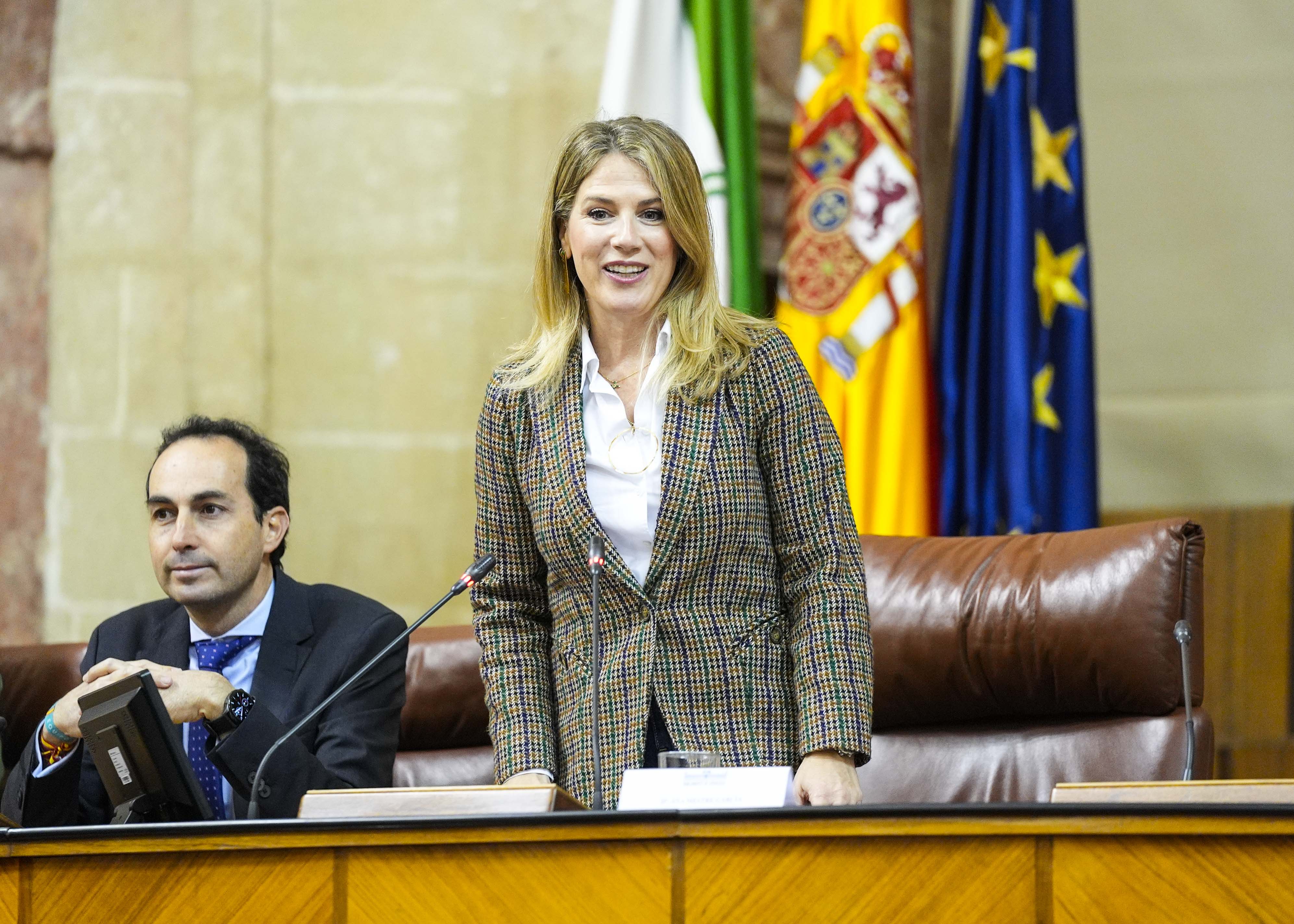  Ana Mestre, vicepresidenta del Parlamento, junto a Miguel �ngel Ruiz, diputado del Parlamento de Andaluc�a, al inicio de la sesi�n