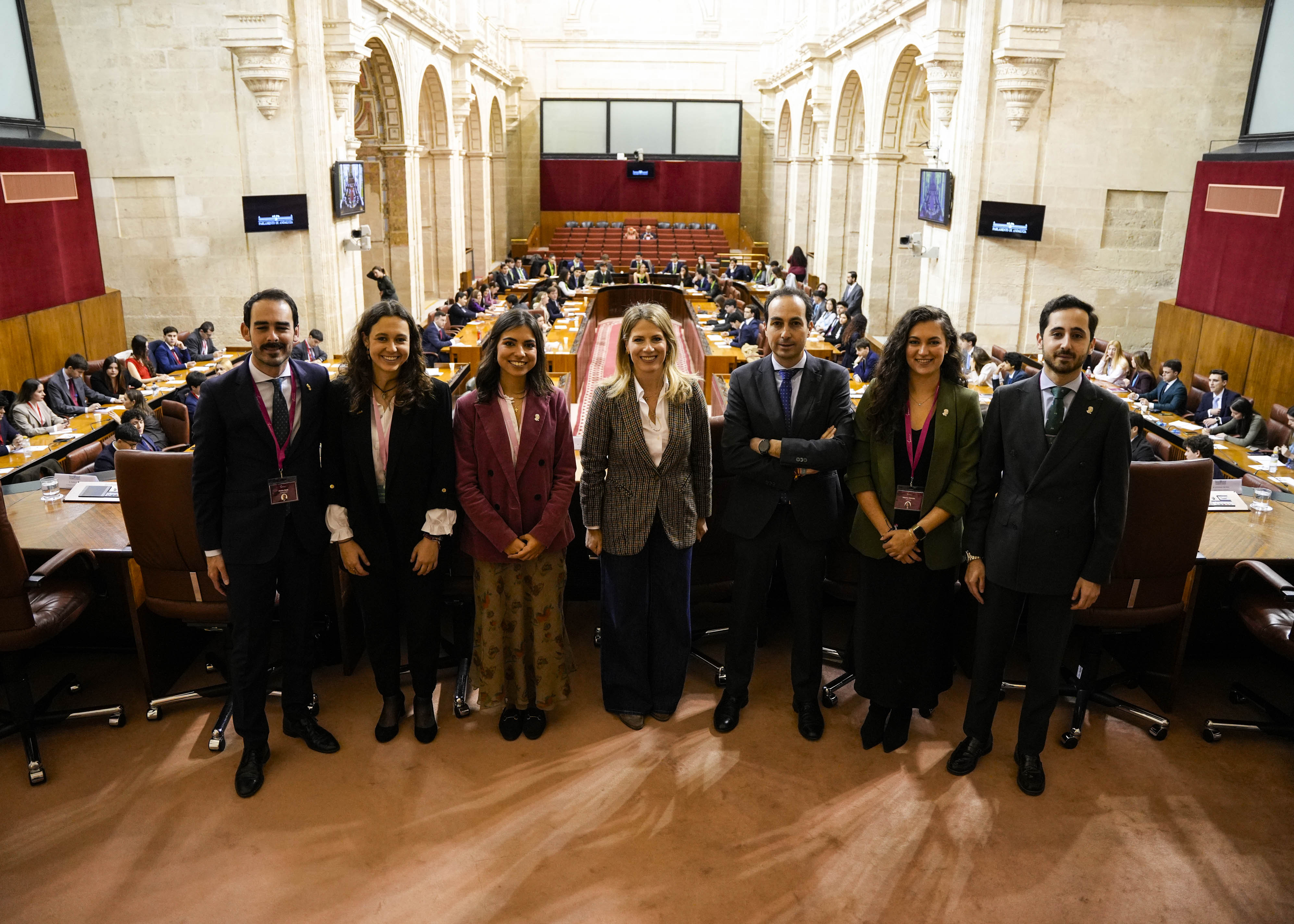   Ana Mestre y Miguel A. Ruiz junto a participantes y miembros de C�novas Fundaci�n, organizadores del acto. 