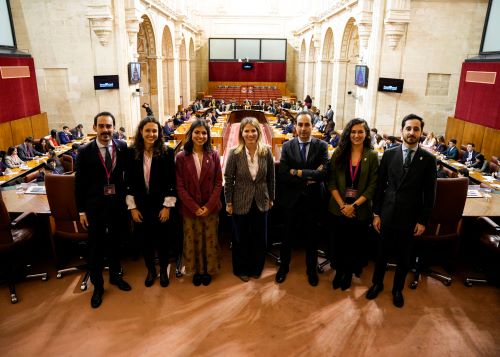   Ana Mestre y Miguel A. Ruiz junto a participantes y miembros de C�novas Fundaci�n, organizadores del acto. 