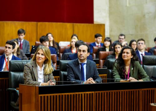 Ana M. Mestre, vicepresidenta del Parlamento, Miguel �ngel Ruiz, diputado y secretario general honorario de C�novas Fundaci�n, y Mar�a M�rida, coordinadora general de C�novas Fundaci�n