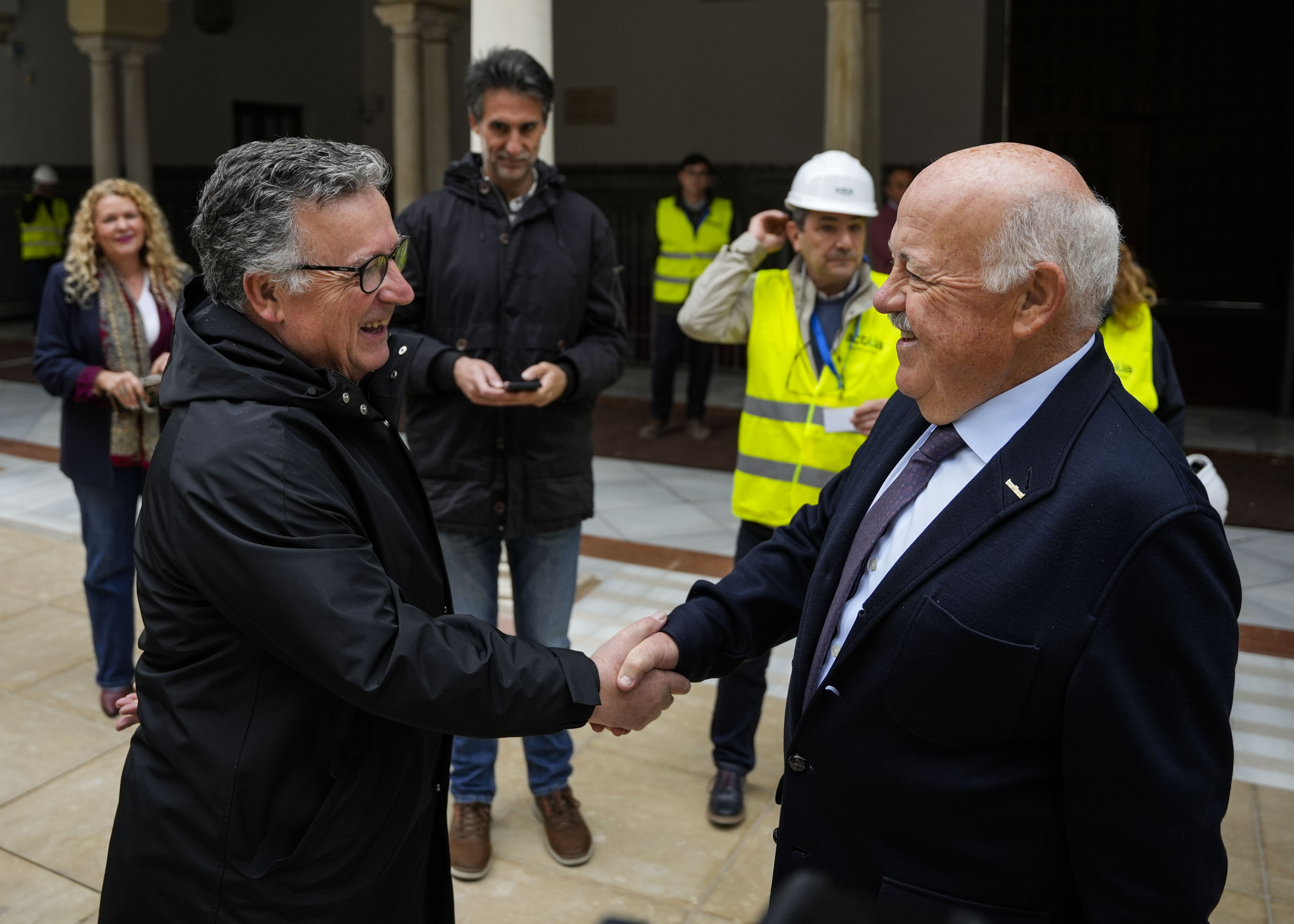 El presidente del Parlamento, Jes�s Aguirre, saluda al arquitecto Antonio Campos a su llegada 