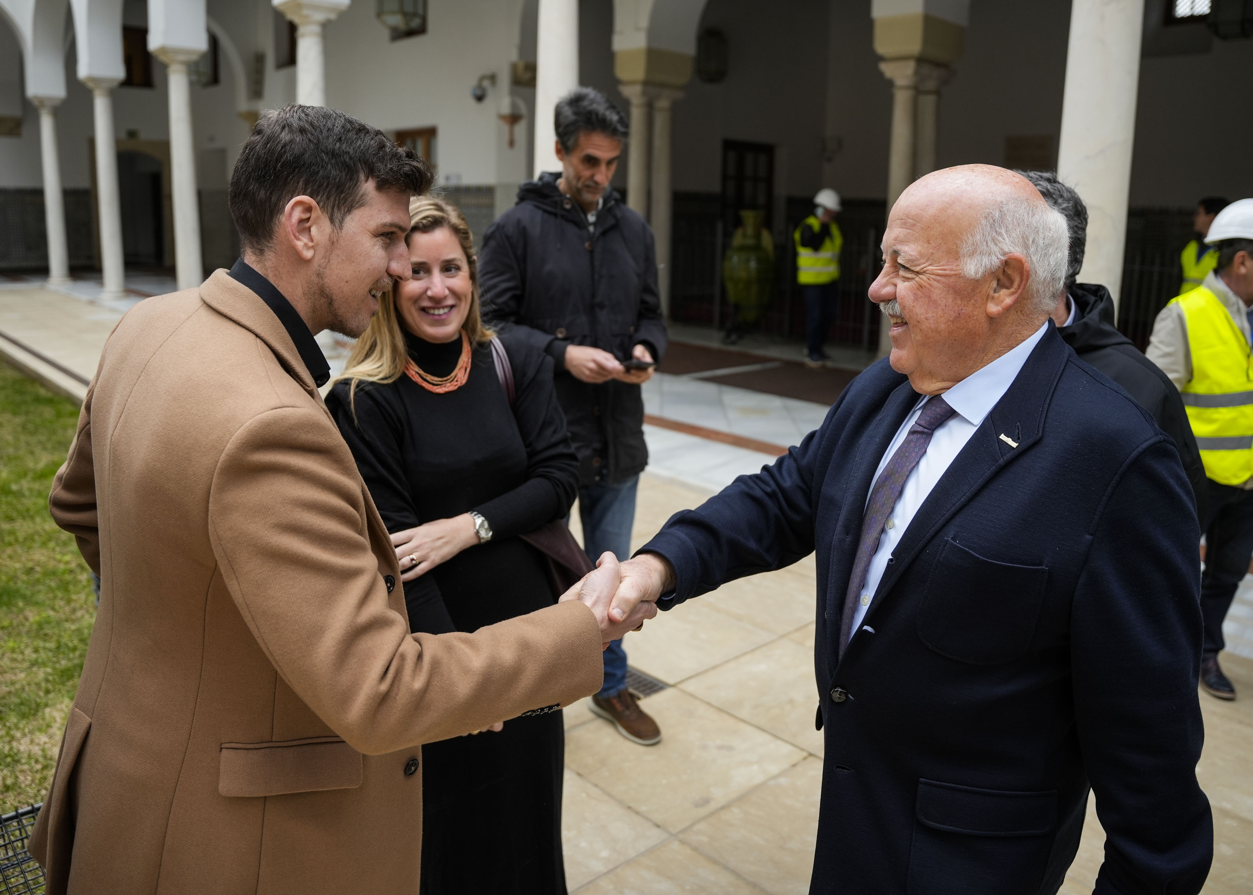 Jes�s Aguirre, presidente del Parlamento, y Teresa Blanco, letrada adjunta de la C�mara, saludan al arquitecto Ad�n Carlos Ramos 