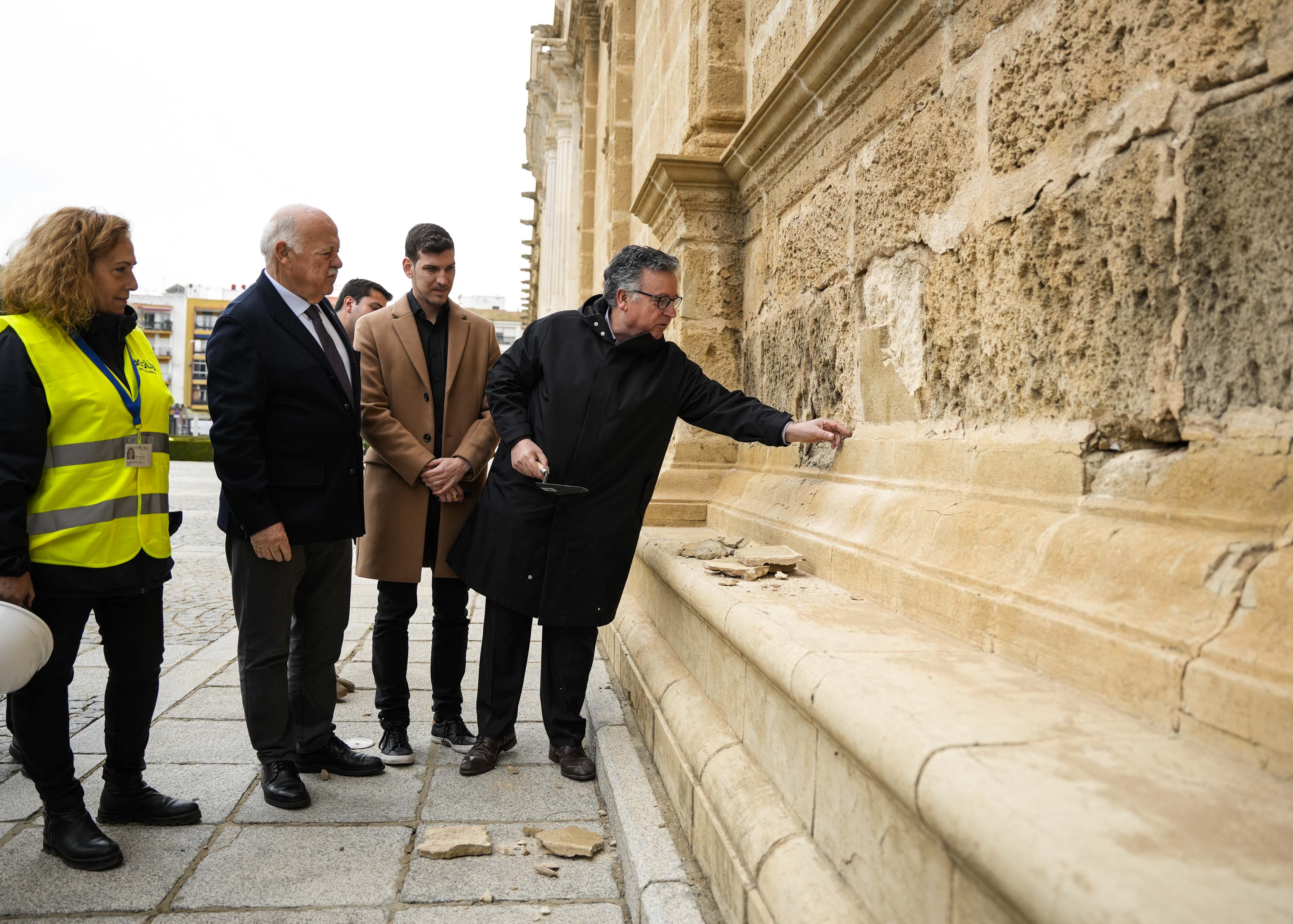  Jes�s Aguirre, presidente del Parlamento, acompa�ado de personal t�cnico y de uno de los arquitectos asiste al inicio de las obras de restauraci�n  
