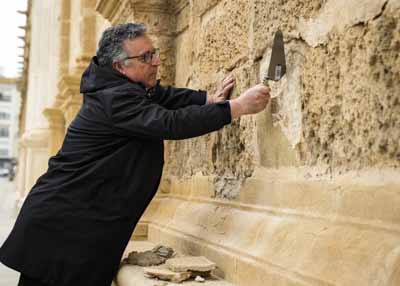 El arquitecto Antonio Campos inicia de forma simb�lica la restauraci�n de la fachada  