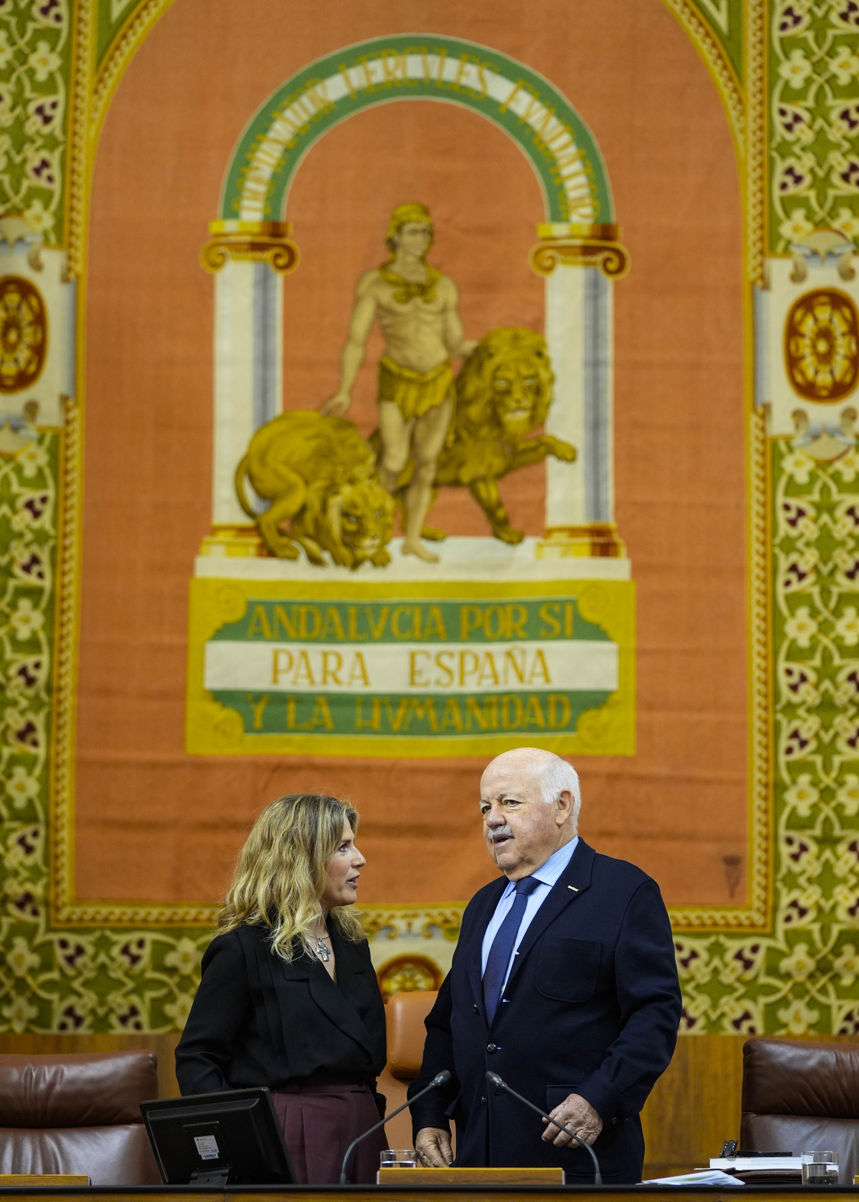  El presidente del Parlamento y la vicepresidenta primera conversan antes de iniciar la sesi�n  