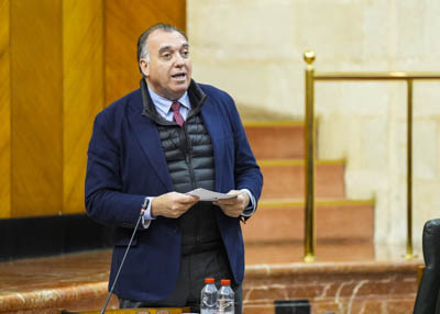 Arturo Bernal, consejero de Turismo y Andaluc�a Exterior, responde a la cuesti�n 