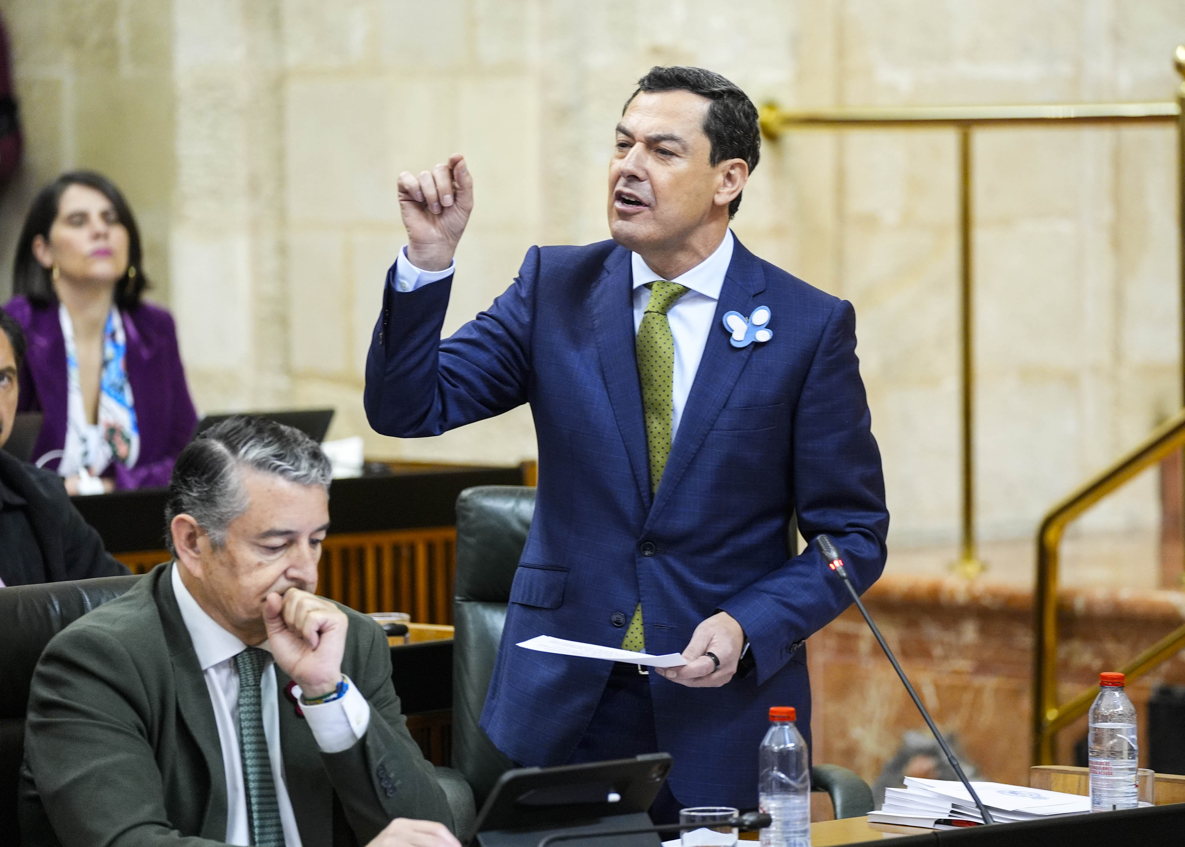 Juan Manuel Moreno, presidente de la Junta de Andaluc�a, responde a las preguntas de los portavoces parlamentarios 