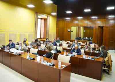  Los diputados de la Comisi�n de Universidad, Investigaci�n e Innovaci�n al inicio
