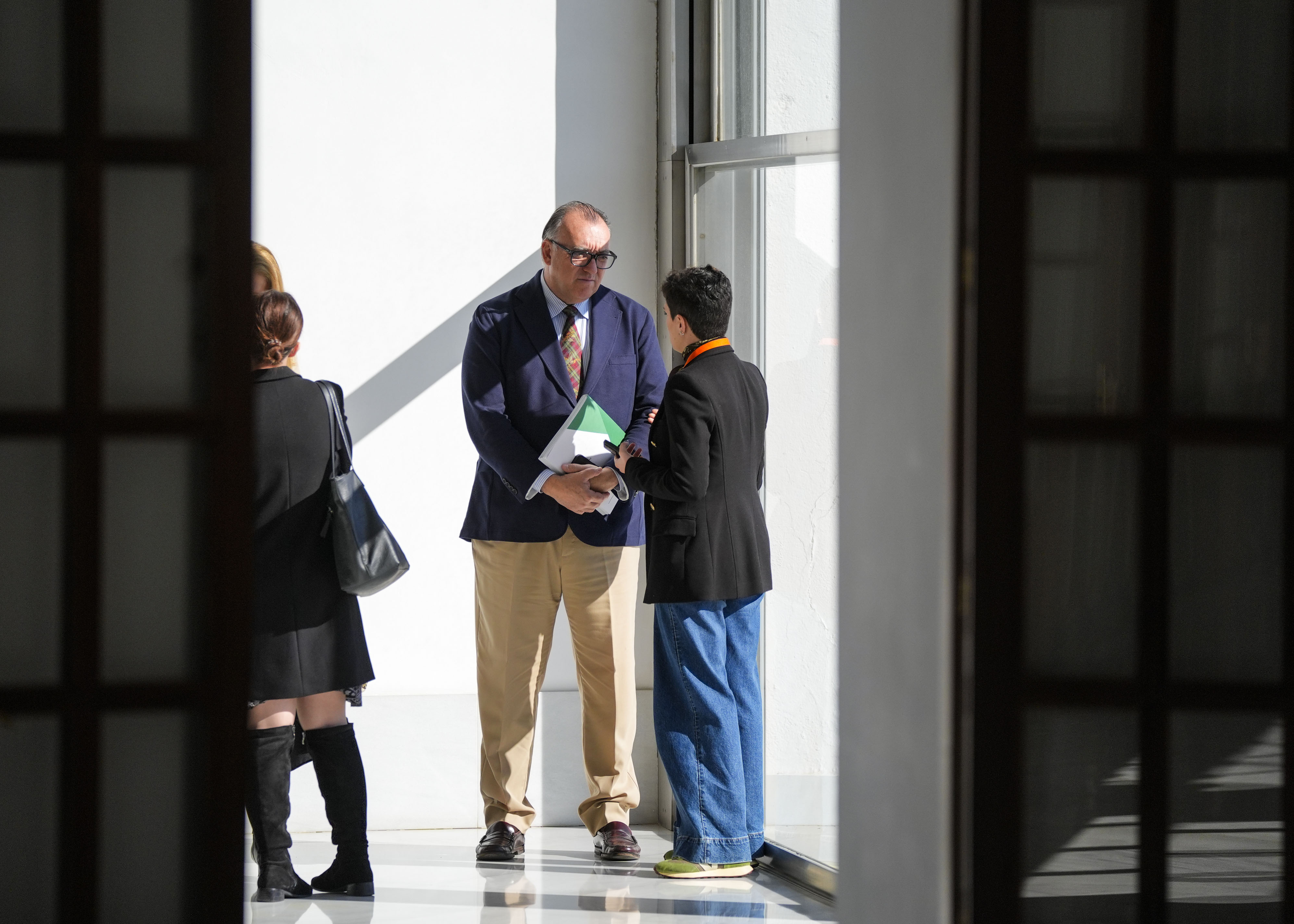 El consejero de Turismo y Andaluc�a Exterior, Arturo Bernal, antes de la sesi�n 