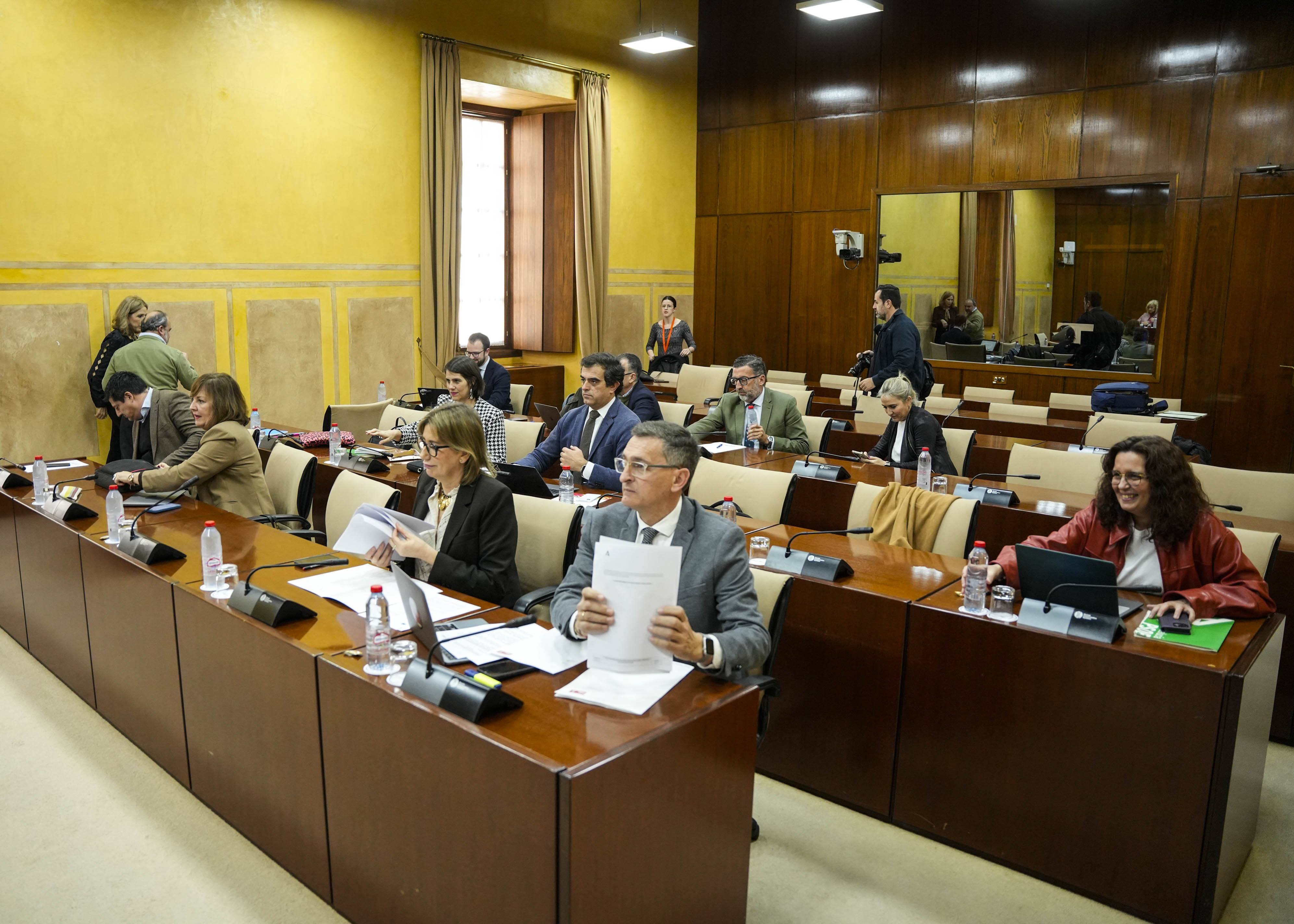 Diputados de la Comisi�n de Turismo y Andaluc�a Exterior al inicio de la sesi�n 