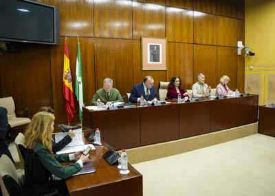 El consejero de Turismo, Arturo Bernal, y los diputados de la Mesa de la Comisi�n de Turismo y Andaluc�a Exterior 