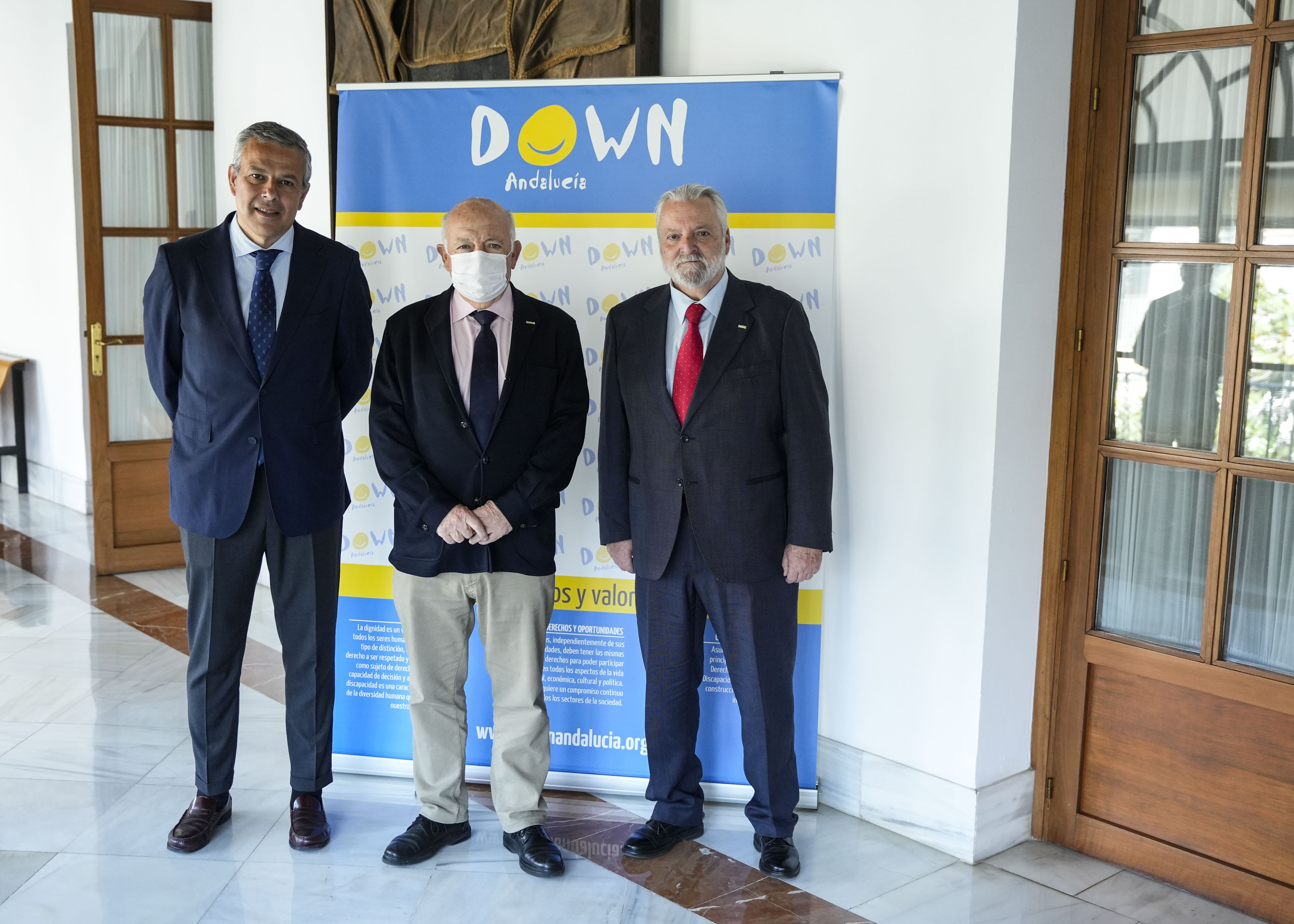 Jes�s Aguirre, presidente del Parlamento; Pedro Calb�, director general de Personas con Discapacidad de la Junta; y Jos� Fabi�n C�mara, presidente de la federaci�n Down Andaluc�a, 