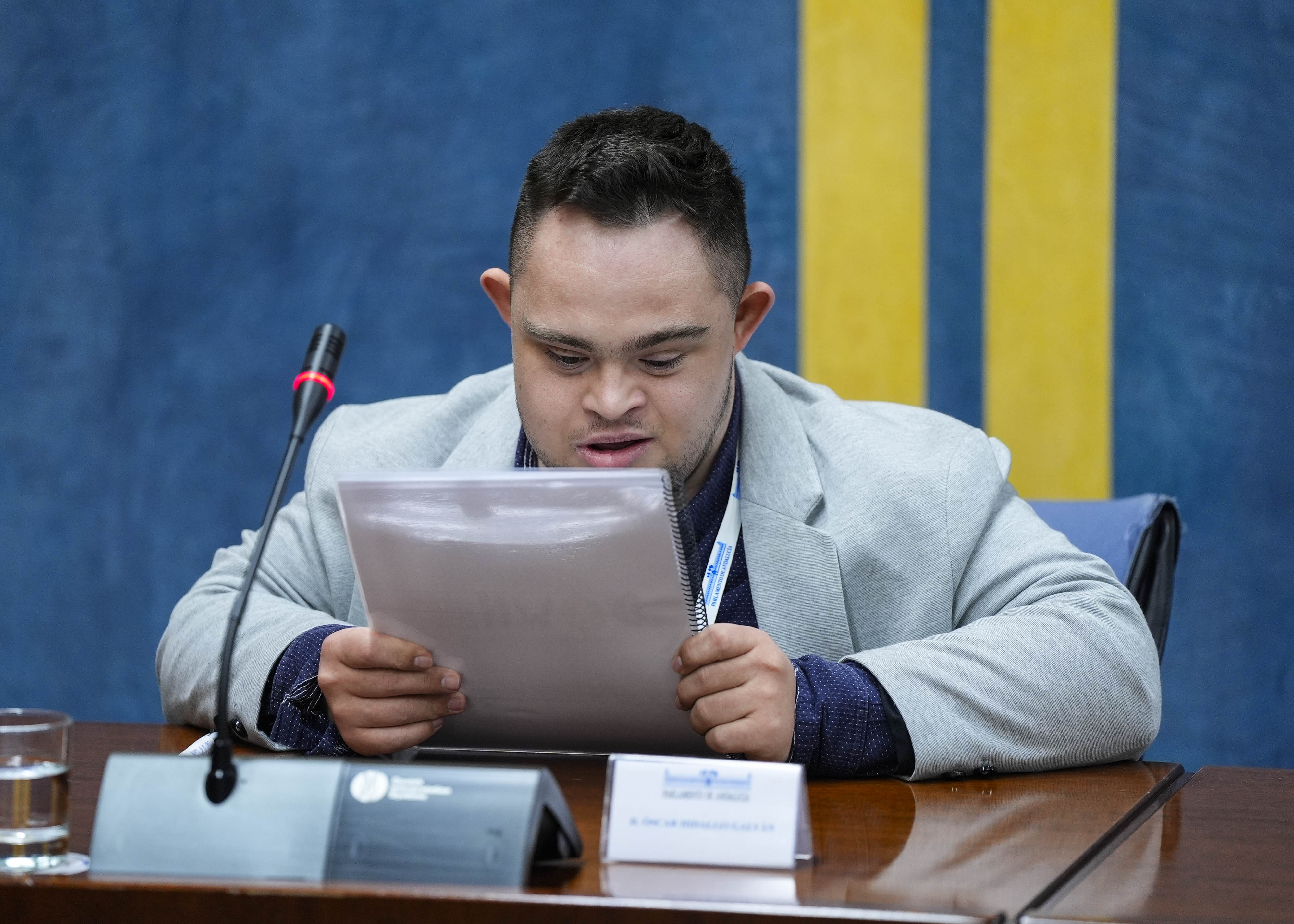  Uno de los intervinientes en el acto toma la palabra  