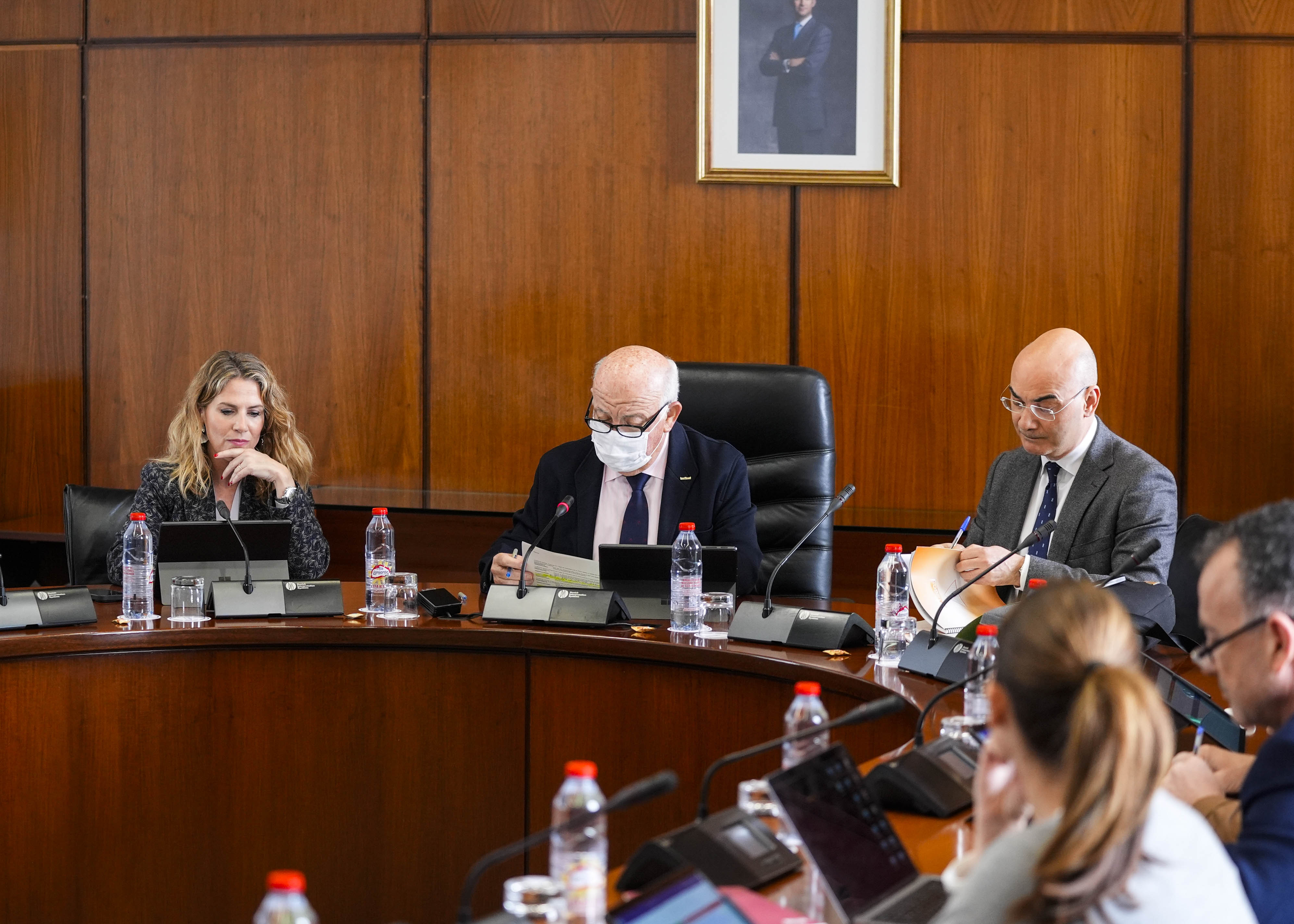 Jes�s Aguirre, presidente del Parlamento de Andaluc�a; Ana Mar�a Mestre, vicepresidenta primera; y Manuel Carrasco, letrado mayor, en la Junta de Portavoces  
