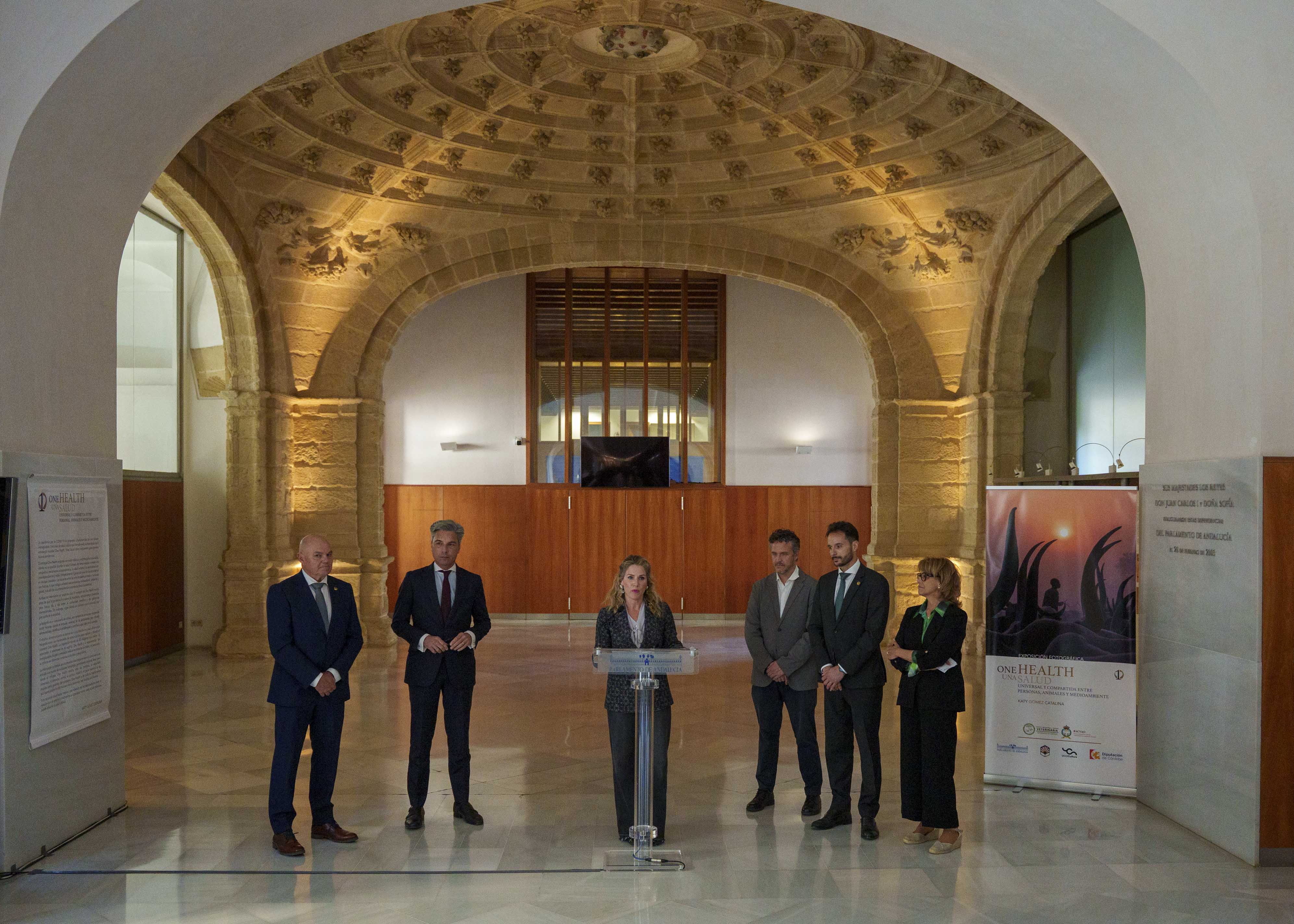  Inicio del acto de inauguraci�n de la exposici�n fotogr�fica "One Health, Una Salud" 