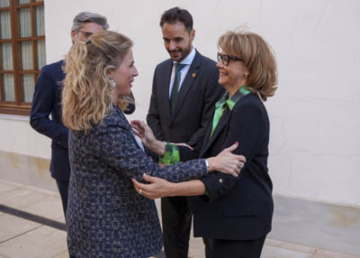 La vicepresidenta primera, Ana Mar�a Mestre, saluda a la autora de la exposici�n fotogr�fica, Katy G�mez, a su llegada 
