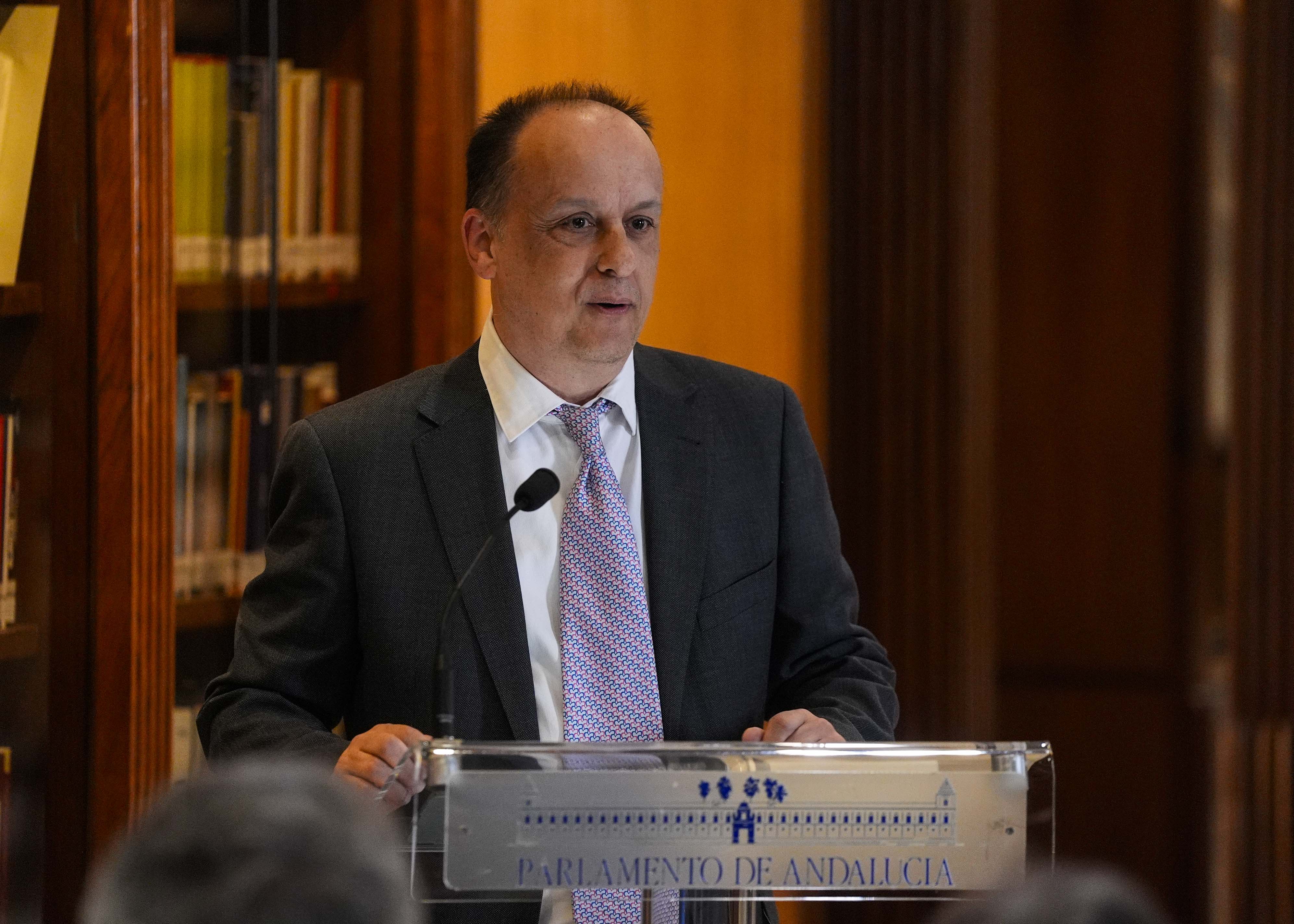 Rafael Quirosa-Cheyrouze, decano de la Facultad de Humanidades de la Universidad de Almer�a y catedr�tico de Historia Contempor�nea, interviene en la presentaci�n