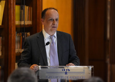 Rafael Quirosa-Cheyrouze, decano de la Facultad de Humanidades de la Universidad de Almer�a y catedr�tico de Historia Contempor�nea, interviene en la presentaci�n