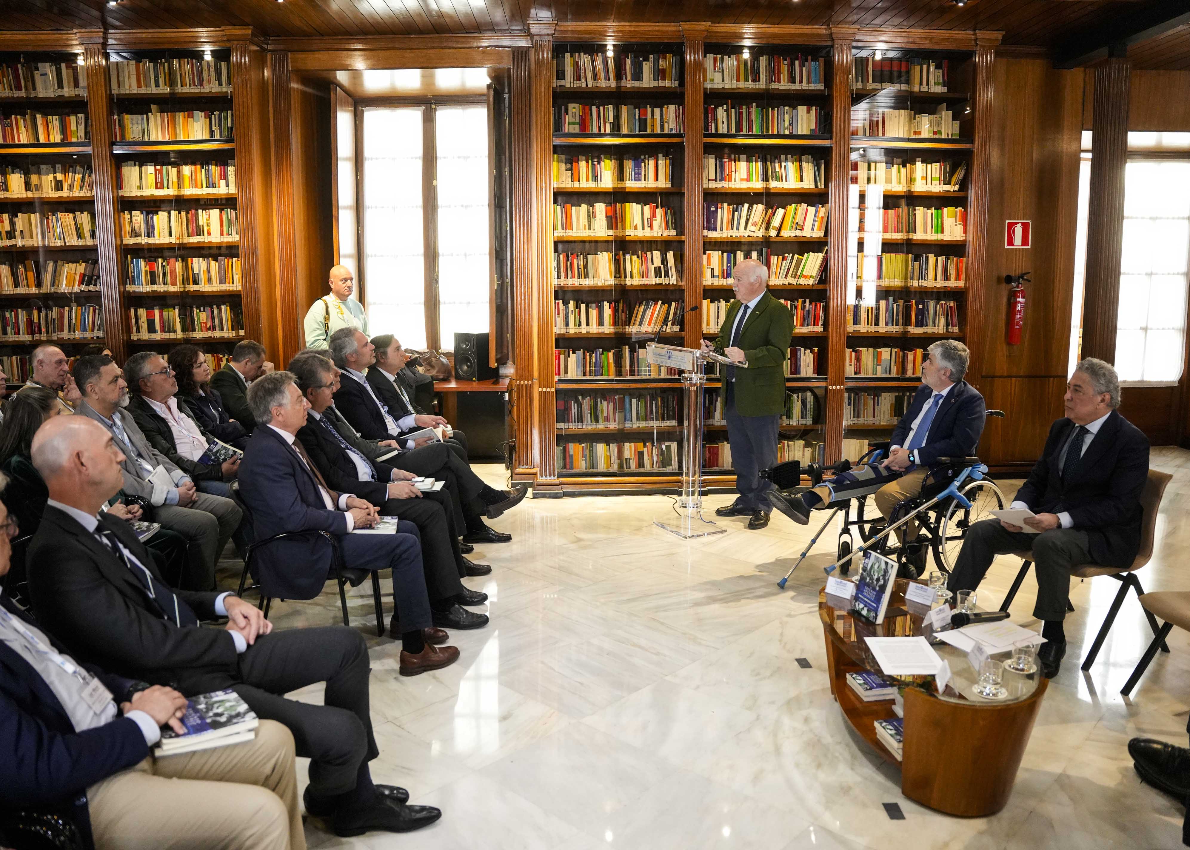    El presidente de la C�mara, Jes�s Aguirre, presenta el libro 'El triunfo del pueblo andaluz. Historia de la conquista de la autonom�a'