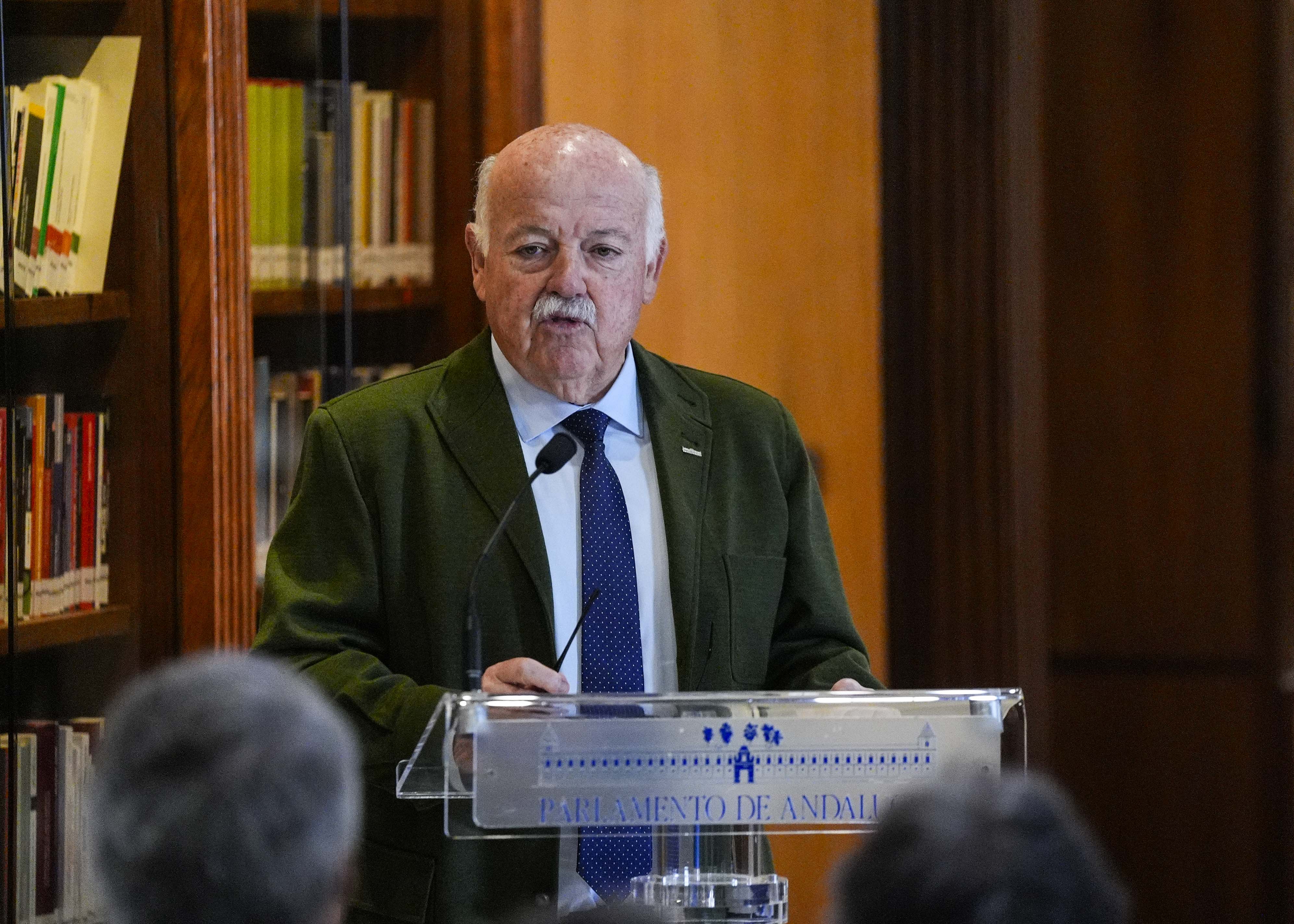 Jes�s Aguirre da la bienvenida a los presentes