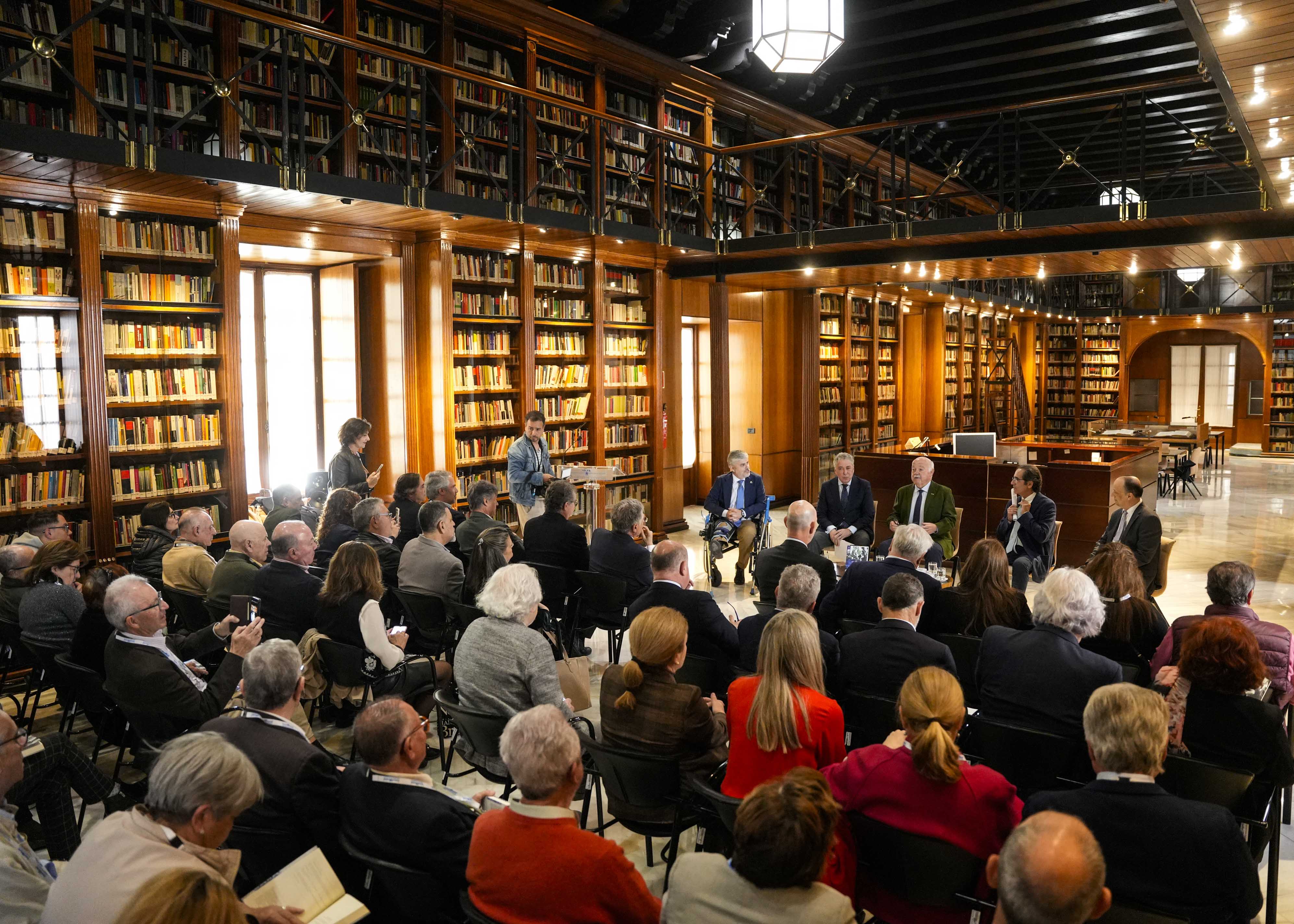  La presentaci�n del libro ha tenido lugar en la biblioteca del Parlamento de Andaluc�a 