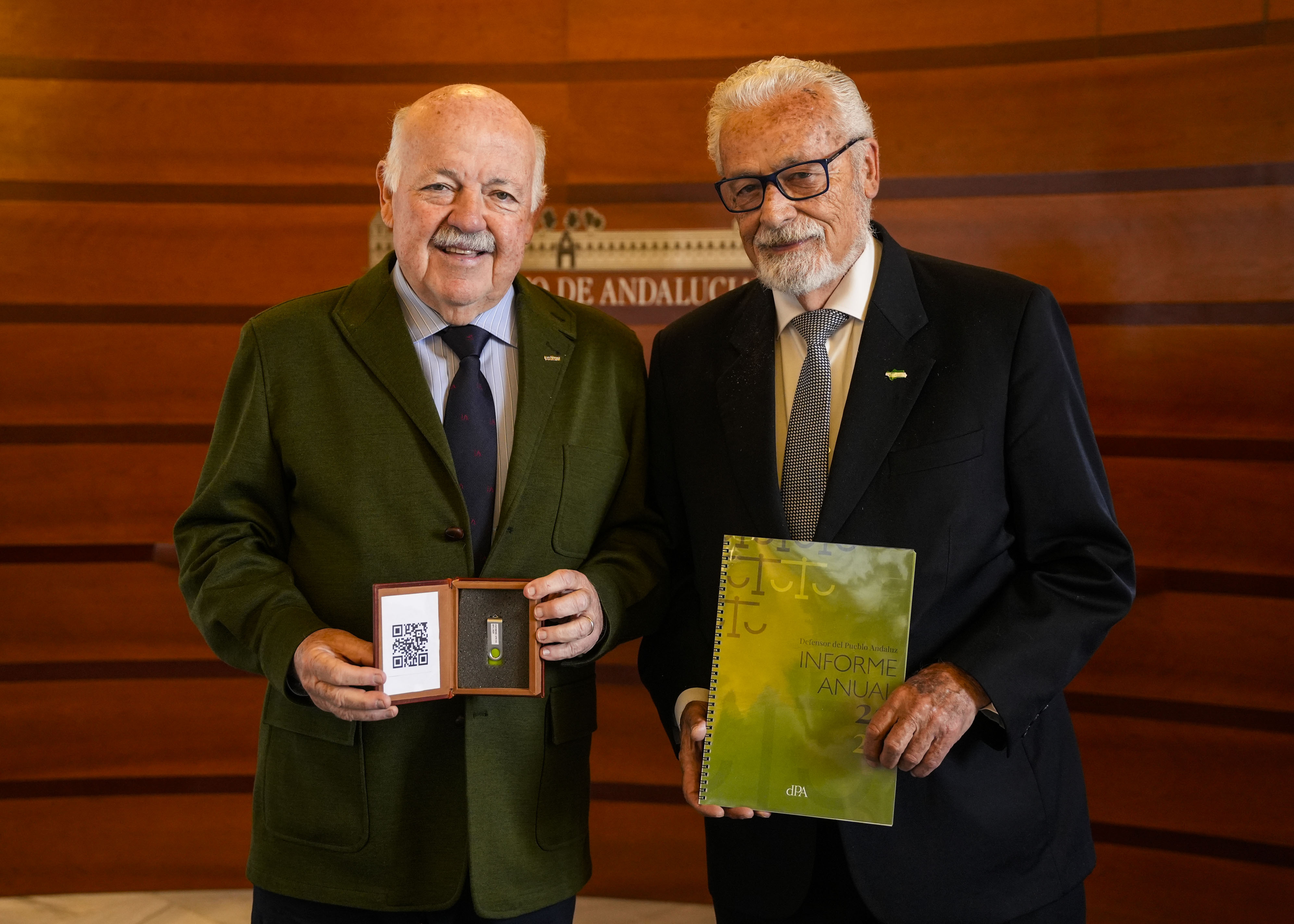 El presidente del Parlamento de Andaluc�a, Jes�s Aguirre, recibe el Informe Anual de la instituci�n del Defensor del Pueblo Andaluz de manos de su titular, Jes�s Maeztu
 