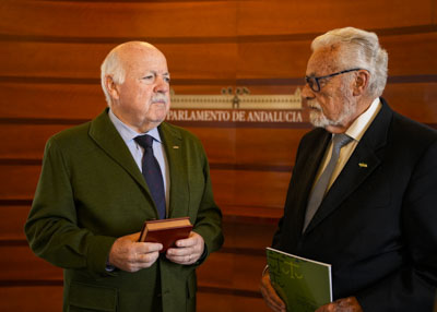 Jes�s Aguirre y Jes�s Maeztu conversan en el sal�n de protocolo tras la entrega del informe anual del Defensor del Pueblo Andaluz 