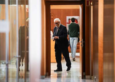 El defensor del pueblo andaluz, Jes�s Maeztu, entra en la sala de ruedas de prensa del Parlamento 