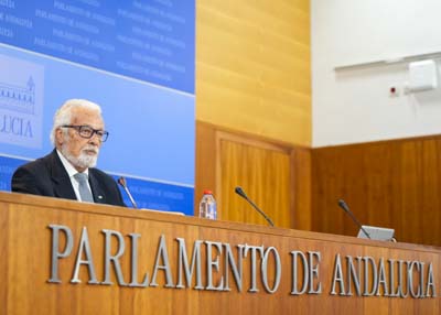 Jes�s Maeztu, defensor del pueblo andaluz, durante la rueda de prensa  