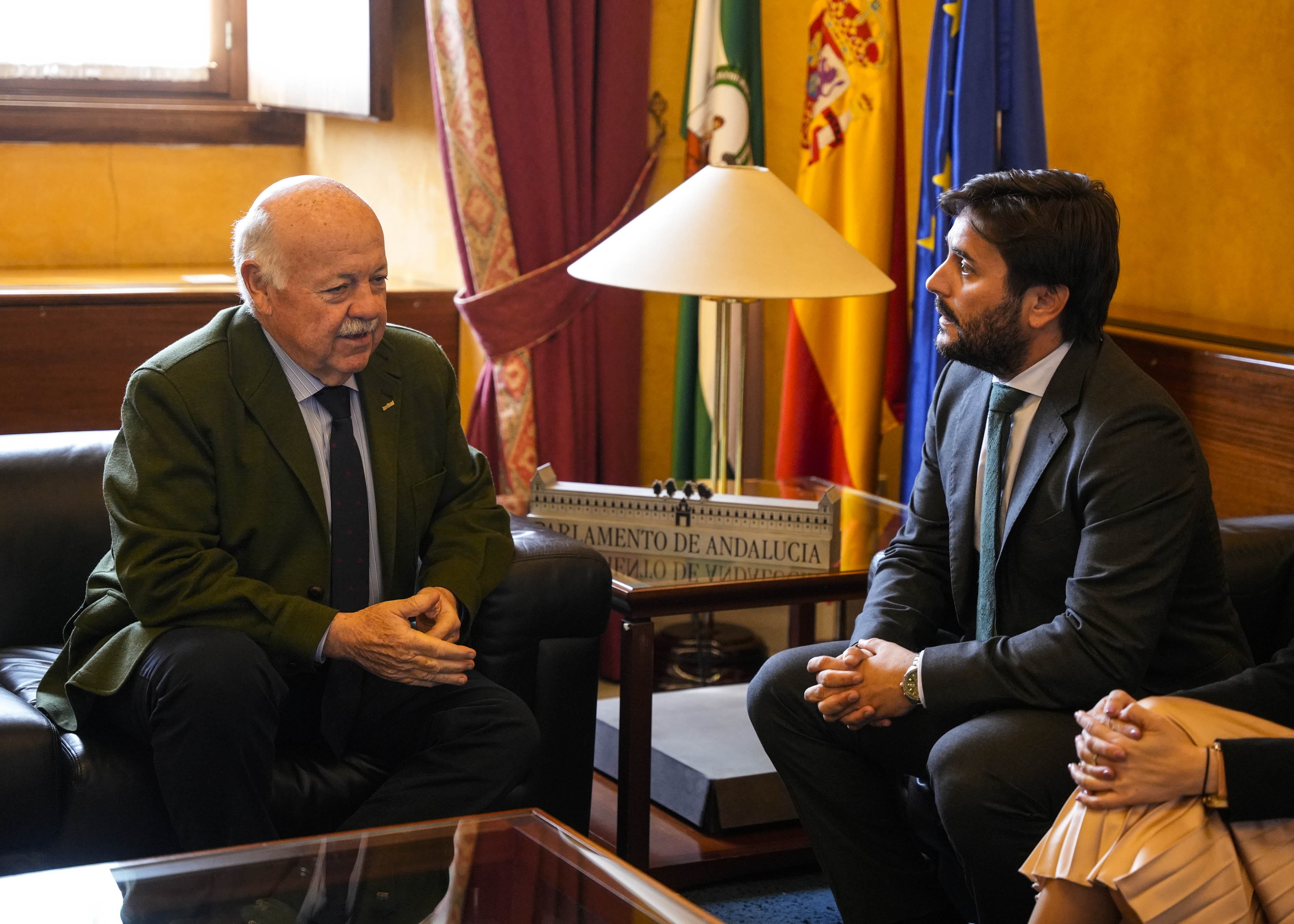 El presidente del Parlamento, Jes�s Aguirre, conversa con el presidente de AJE Andaluc�a, F�lix Almagro