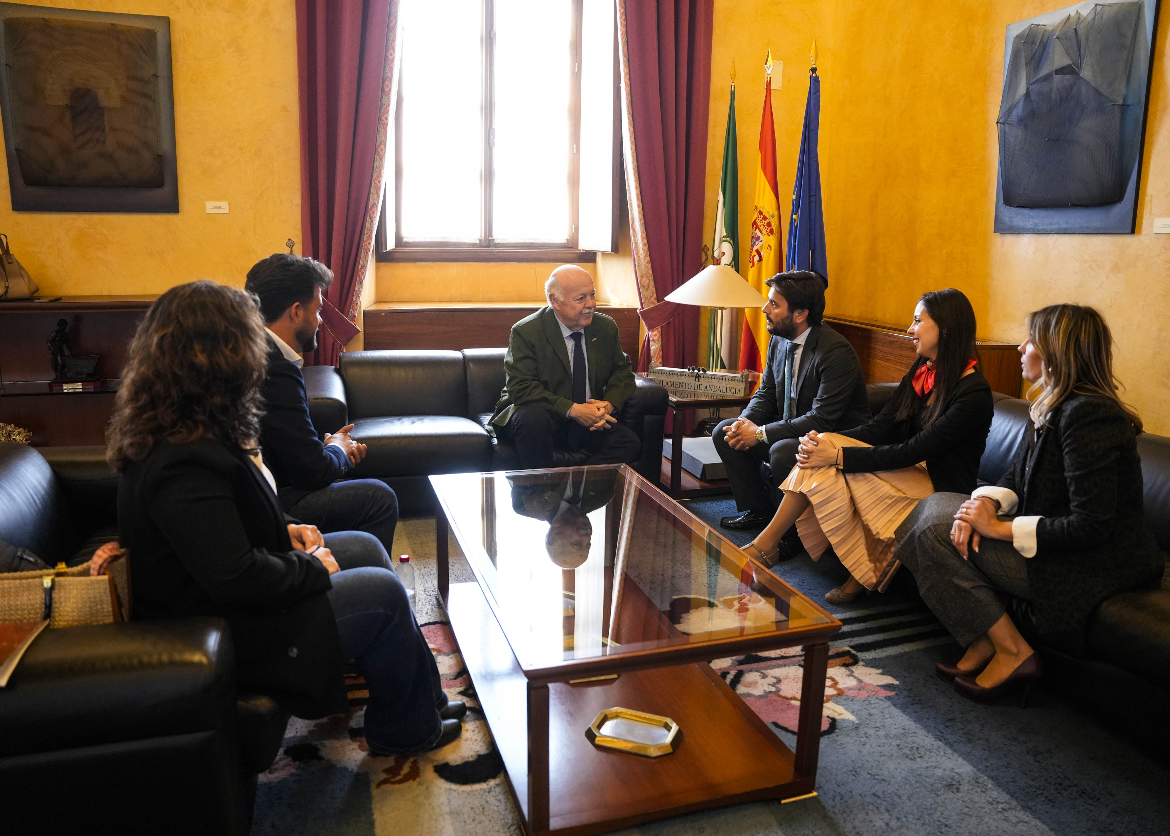 Jes�s Aguirre y los representantes de la Asociaci�n de J�venes Empresarios de Andaluc�a comparten impresiones en el sal�n de protocolo 