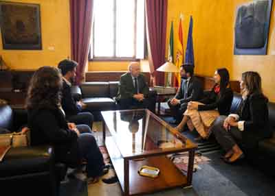 Jes�s Aguirre y los representantes de la Asociaci�n de J�venes Empresarios de Andaluc�a comparten impresiones en el sal�n de protocolo 