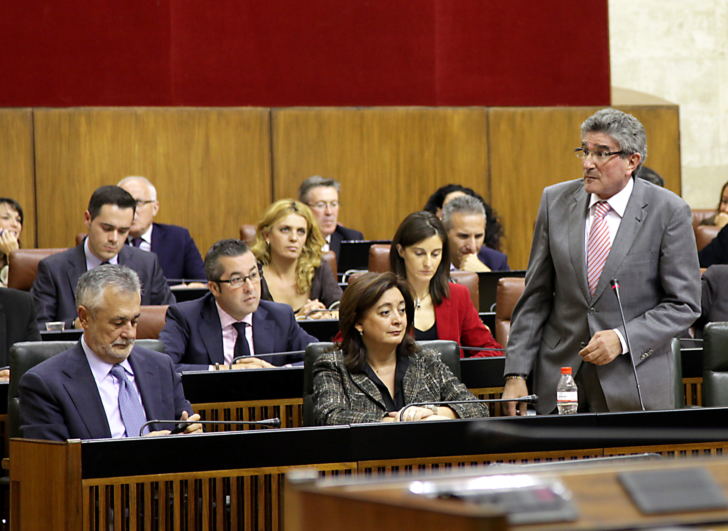 El consejero de Gobernacin, Luis Pizarro, toma la palabra antes de la votacin del proyecto de Ley de atencin a las vctimas de terrorismo