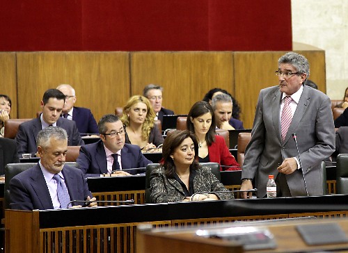 El consejero de Gobernación, Luis Pizarro, toma la palabra antes de la votación del proyecto de Ley de atención a las víctimas de terrorismo