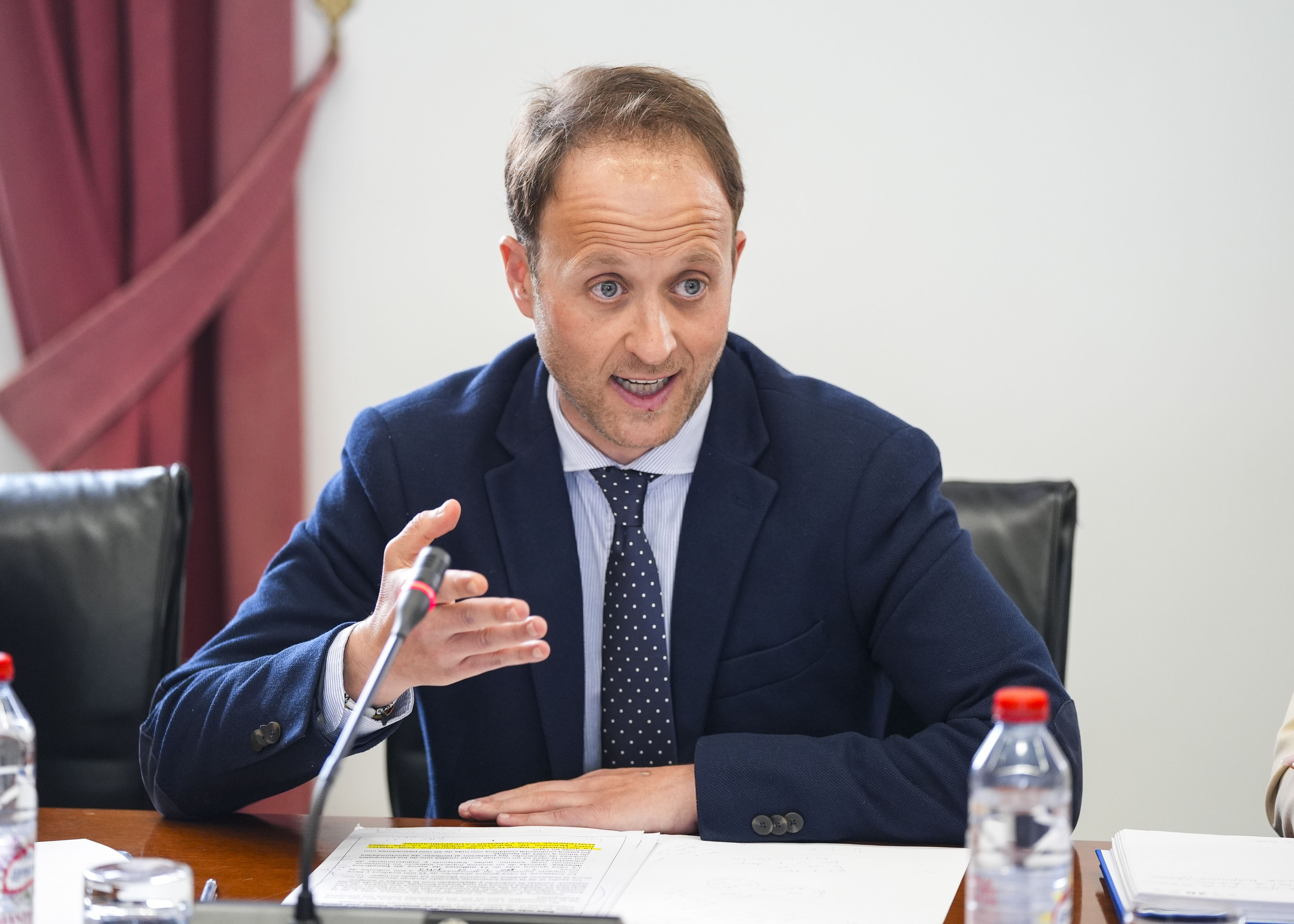  Erik Dom�nguez, en representaci�n de los diputados populares, toma la palabra para expresar su acuerdo a la convalidaci�n de los decretos presentados