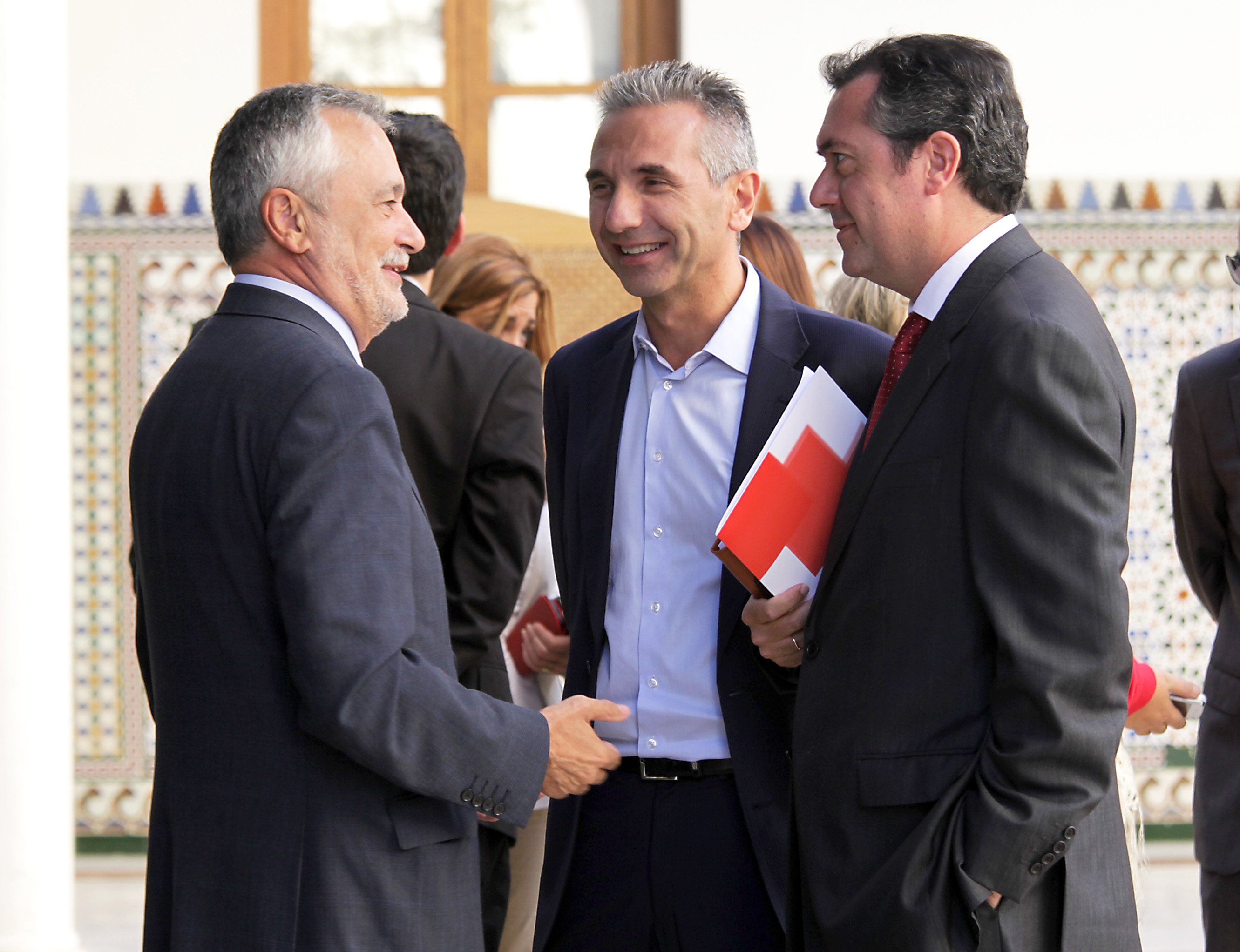 El presidente de la Junta y el diputado Miguel ngel Vzquez conversan con Juan Espadas, recin elegido Senador