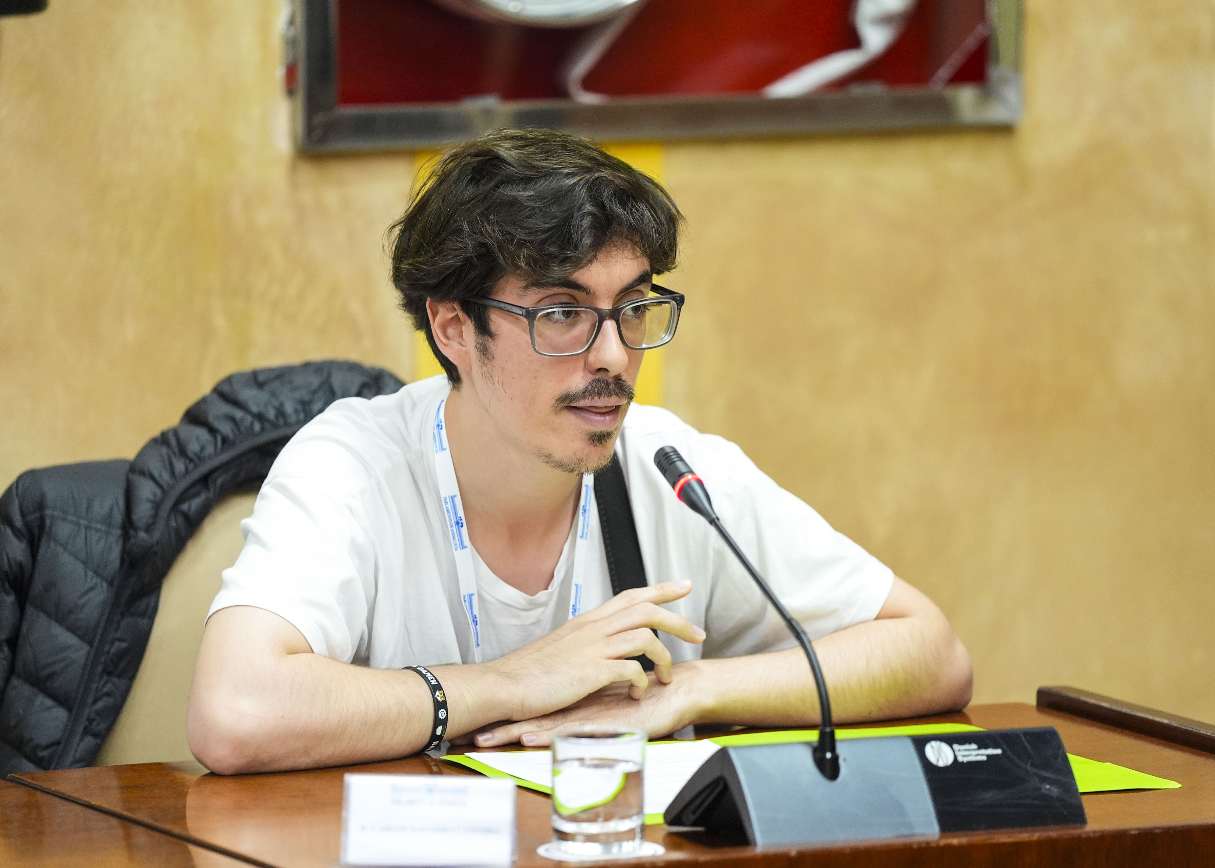 Momento en el que uno de los invitados expone su punto de vista 