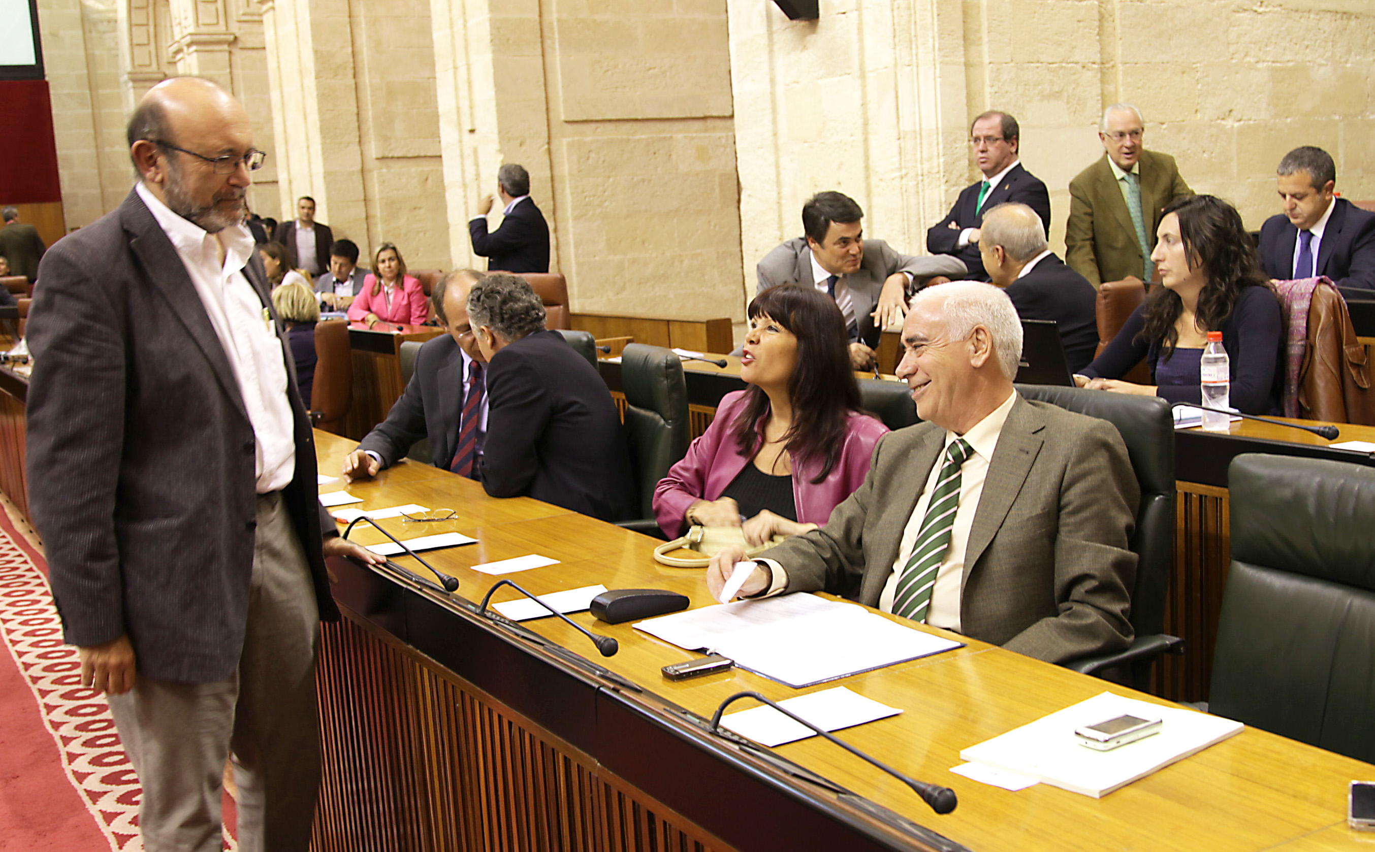 El vicepresidente tercero, Ignacio Garca, conversa con los consejeros de Igualdad y Turismo