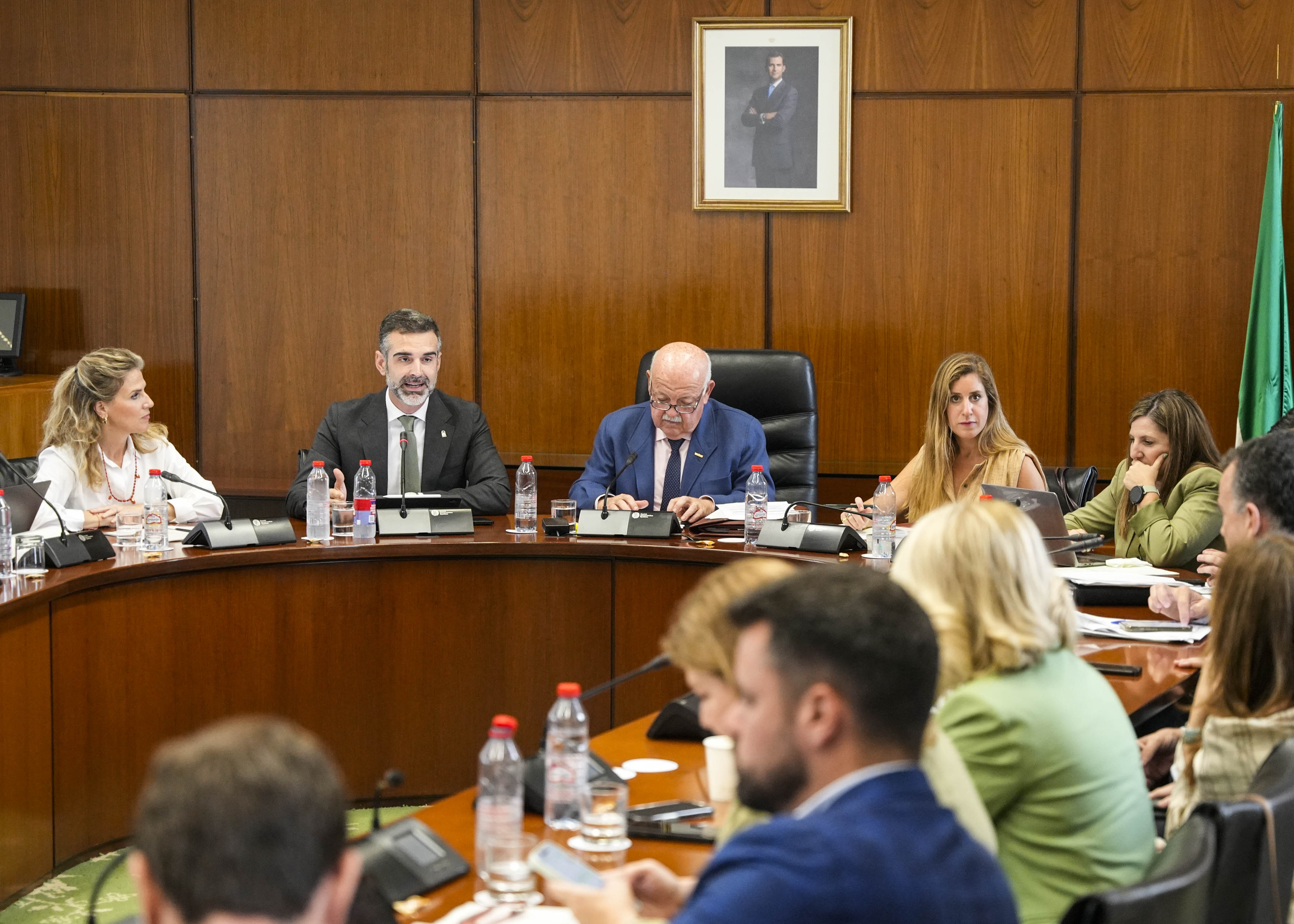 Mesa de la Diputaci�n Permanente durante la intervenci�n del consejero de Agricultura 