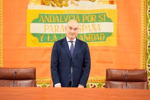   El secretario general de la C�mara, Manuel Carrasco, solicita a los miembros de la Mesa de Edad que ocupen su lugar 