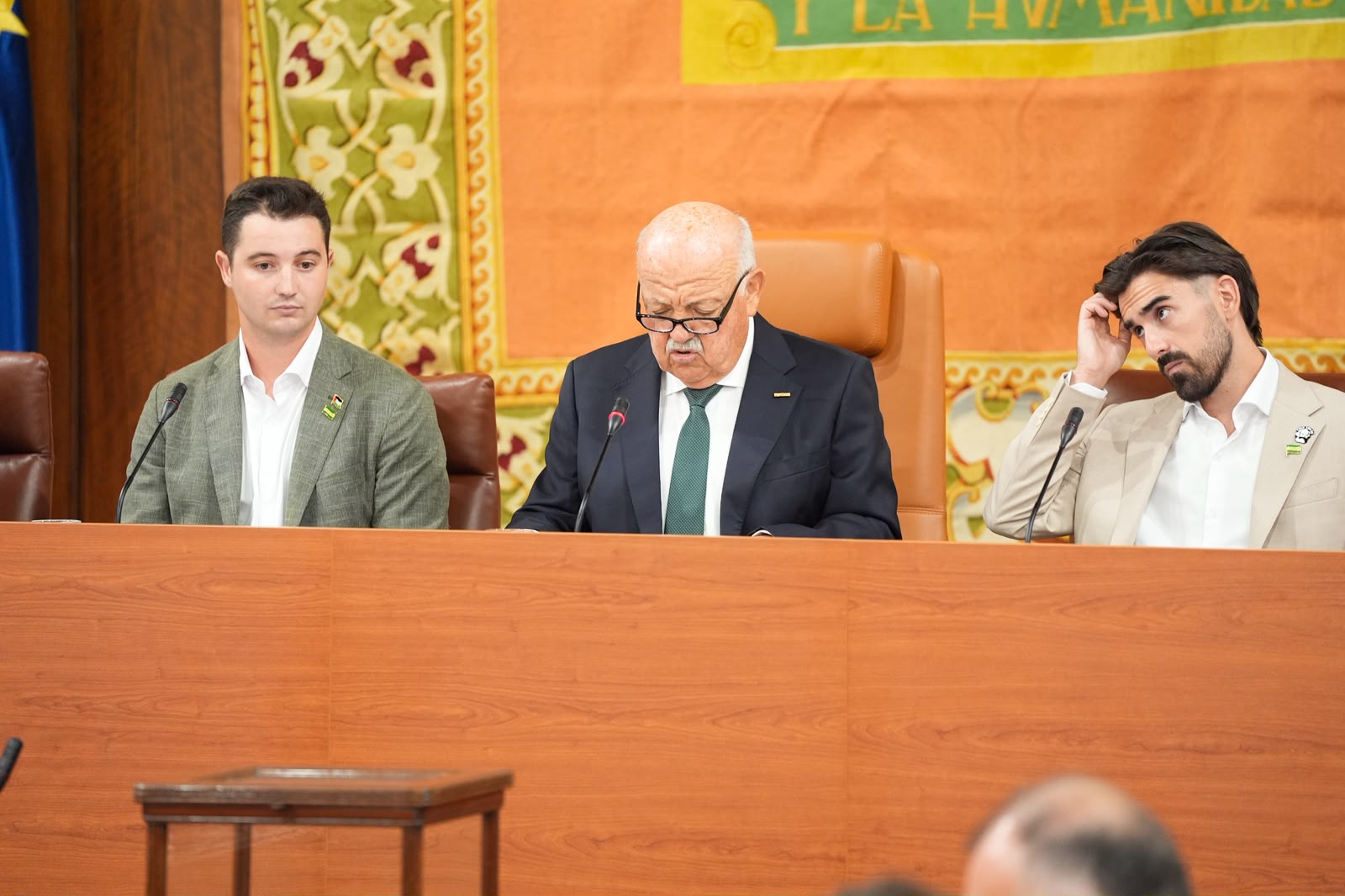  Los miembros de la mesa de edad, Jes�s Aguirre como diputado de mayor edad, y Javier Montes y Luis Rodrigo como diputados m�s j�venes